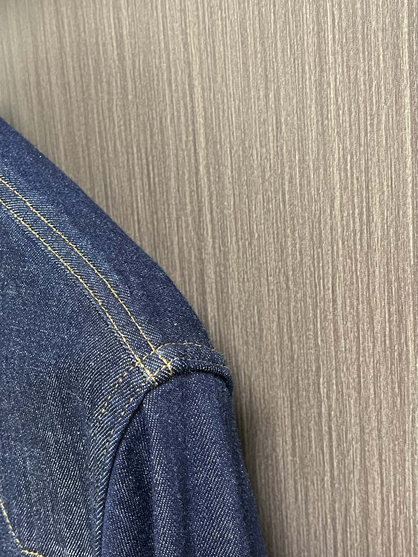 
lP🆕 LoroPiana时髦精穿搭！复古洗水蓝丹宁牛仔衬衫！工装口袋金属扣装饰高级感拉满！定制进口牛