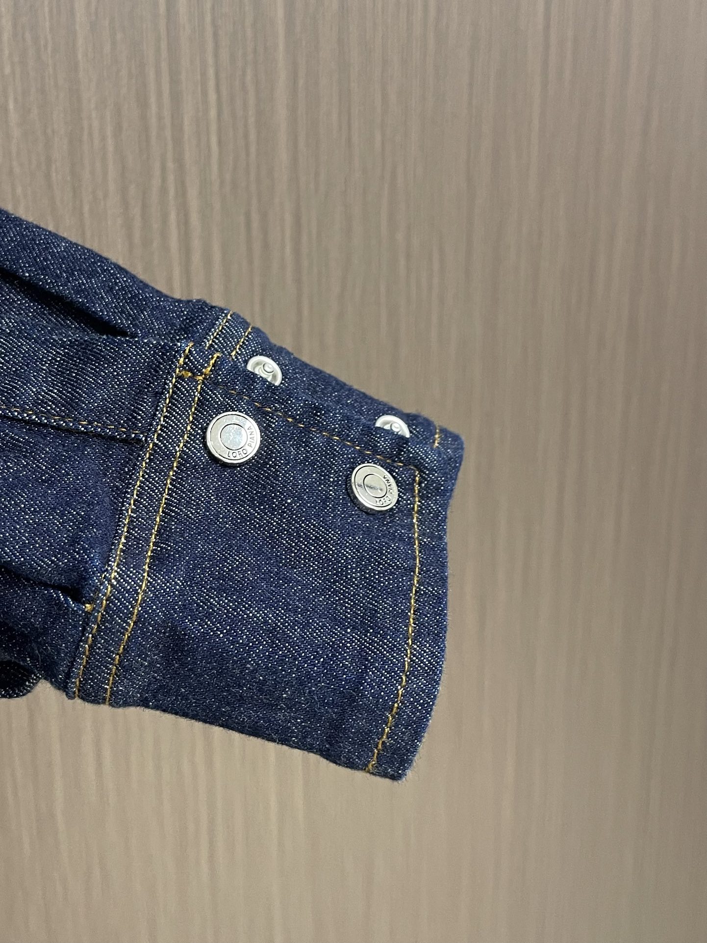 
lP🆕 LoroPiana时髦精穿搭！复古洗水蓝丹宁牛仔衬衫！工装口袋金属扣装饰高级感拉满！定制进口牛