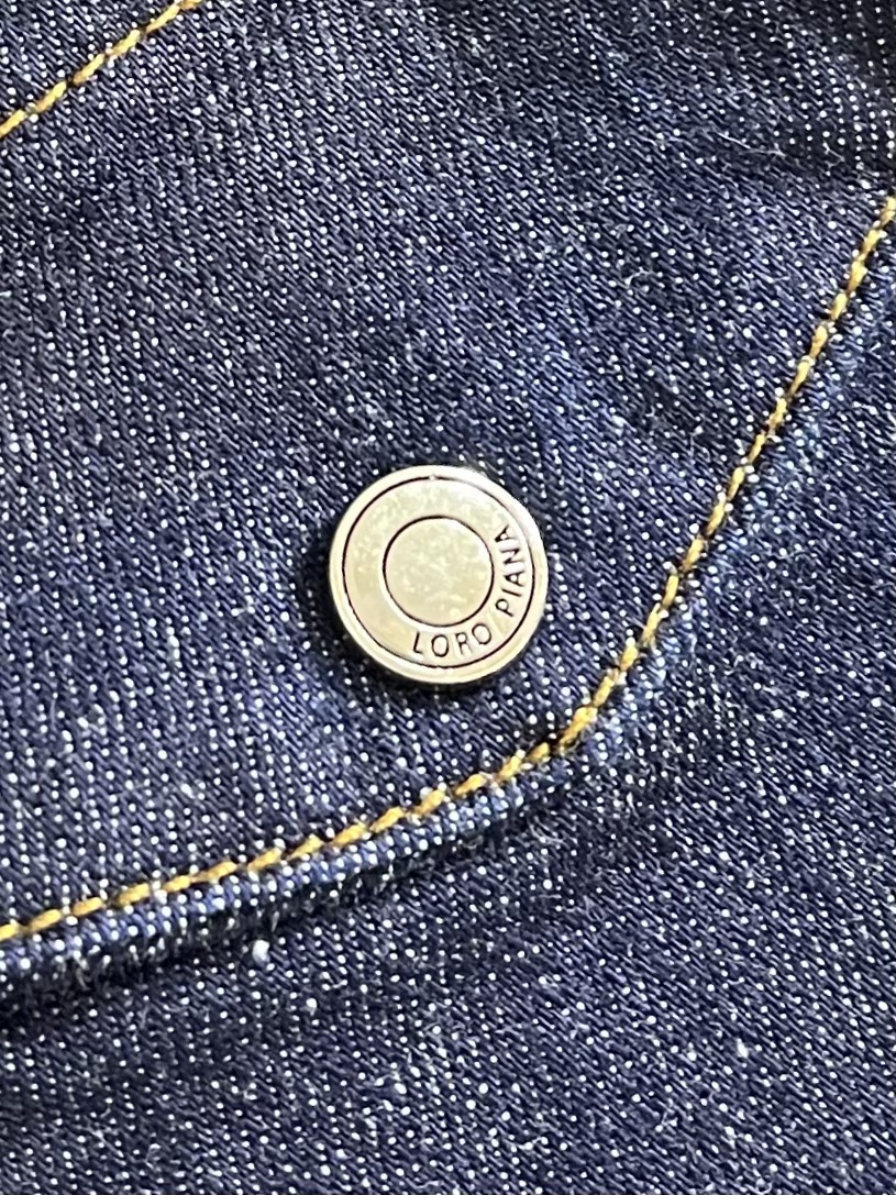 
lP🆕 LoroPiana时髦精穿搭！复古洗水蓝丹宁牛仔衬衫！工装口袋金属扣装饰高级感拉满！定制进口牛