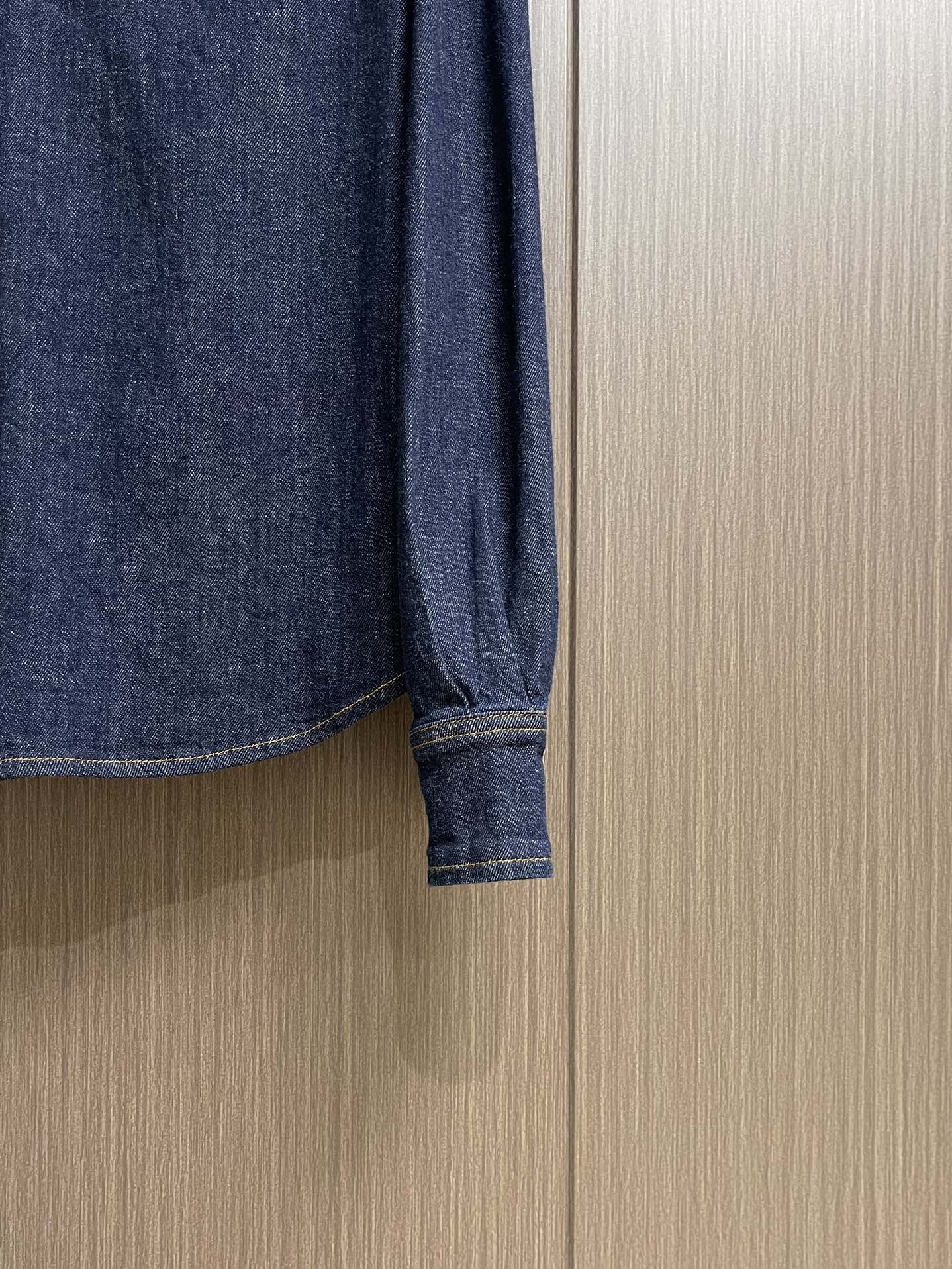 
lP🆕 LoroPiana时髦精穿搭！复古洗水蓝丹宁牛仔衬衫！工装口袋金属扣装饰高级感拉满！定制进口牛