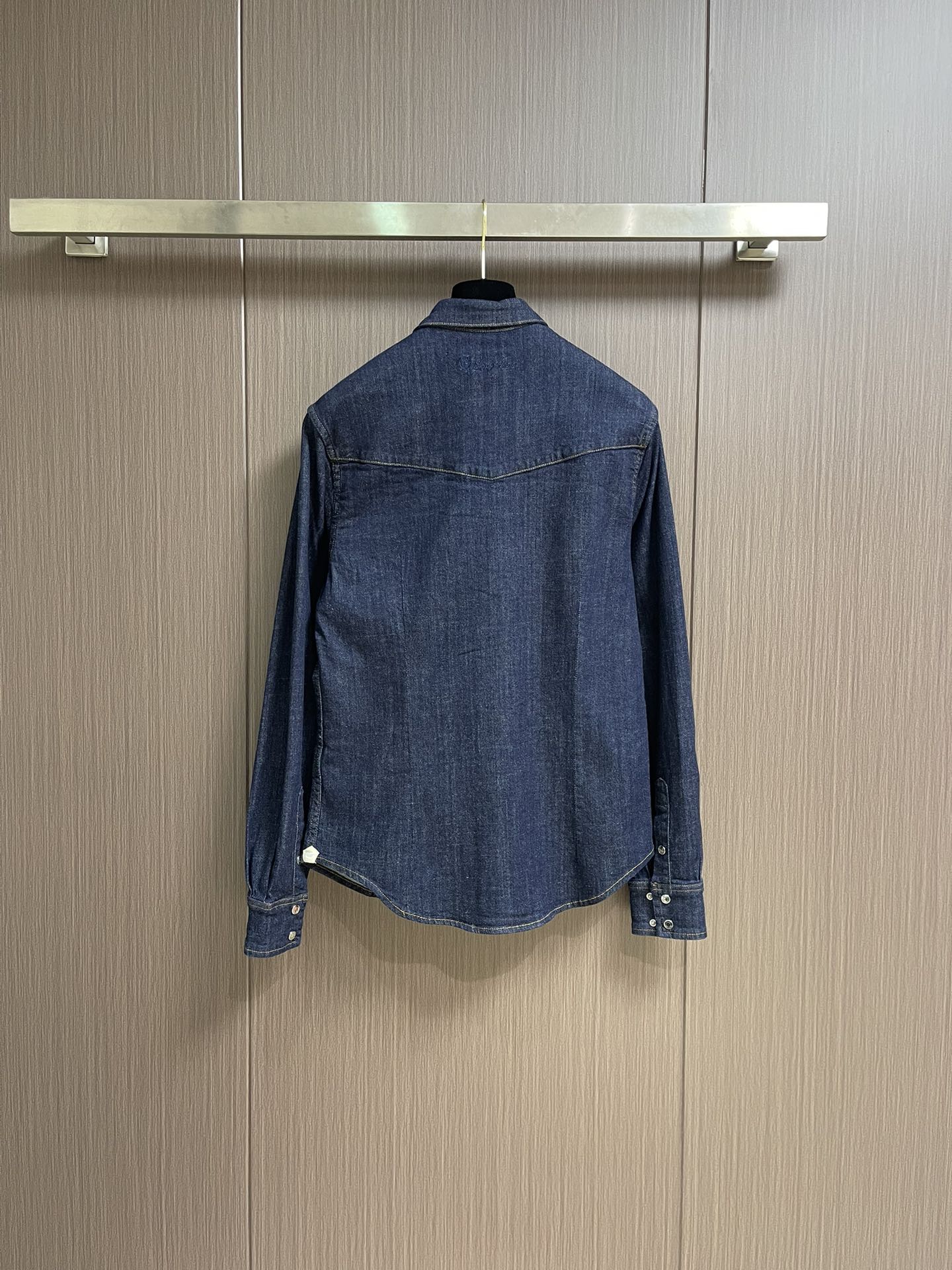 
lP🆕 LoroPiana时髦精穿搭！复古洗水蓝丹宁牛仔衬衫！工装口袋金属扣装饰高级感拉满！定制进口牛