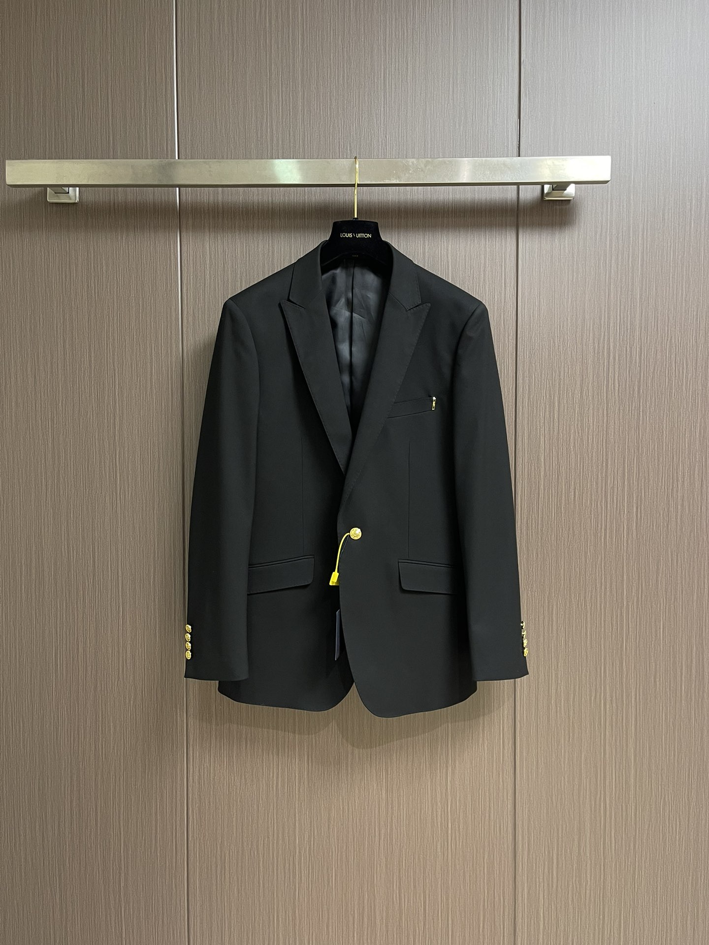 NO:516757,Complete set, removable, single suit, trousers, LV 2025FW, black high-end collar single-button aesthetic design suit jacket, trousers suit, matching breast pocket custom hardware, exquisite tailoring, presenting elegant draping effect, super high-end top-line ready-to-wear handmade series, gifts are all graded and stylish. Trousers are 29-38, suits are 46-58,,louis vuitton, jackets & coats, business suit, alexander wang19860909整套 可拆卖 单西服 西裤 LV 2025FW 黑色高定领单粒扣美学设计西装外套西裤套装 搭配的胸前口袋定制五金装饰精湛的剪裁 呈现优雅的垂坠效果 超高端顶尖一线成衣手工系列 送礼自用都档次逼格十足. 西裤码数29-38 西服码数46-58,,louis vuitton,jackets & coats,business suit,alexander wang,Men's clothing