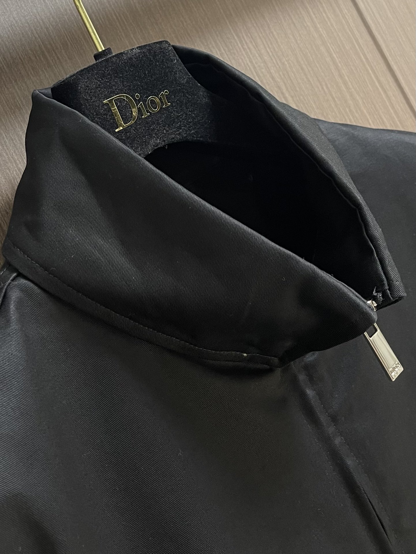 
Dior 2025ss早秋新品新款限定刺绣标语背包外套，采用棉质面料精心制作，后侧翻盖口袋搭带和布包纽