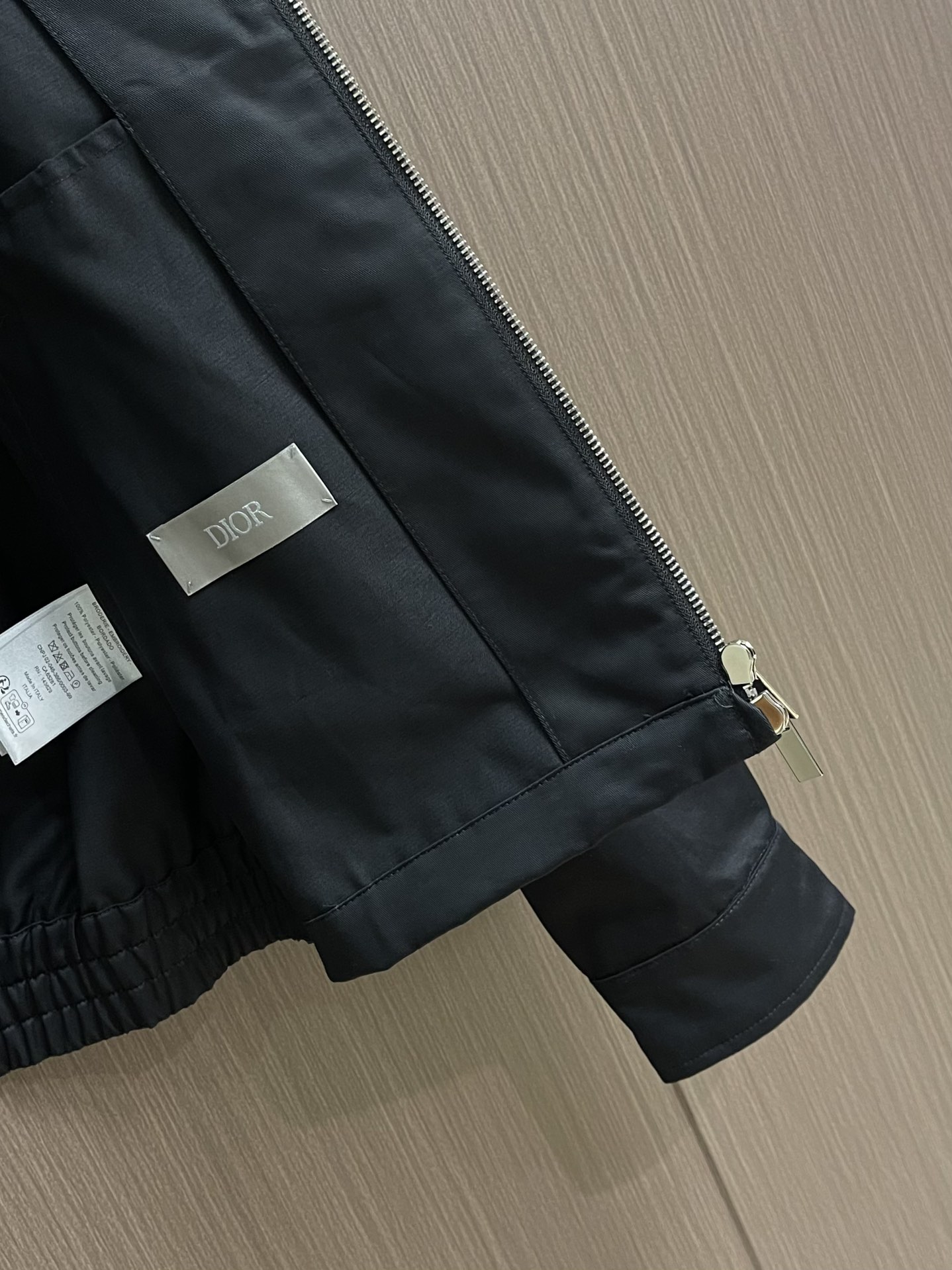 
Dior 2025ss早秋新品新款限定刺绣标语背包外套，采用棉质面料精心制作，后侧翻盖口袋搭带和布包纽