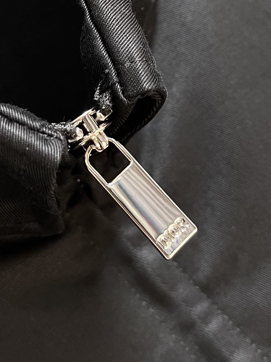 
Dior 2025ss早秋新品新款限定刺绣标语背包外套，采用棉质面料精心制作，后侧翻盖口袋搭带和布包纽