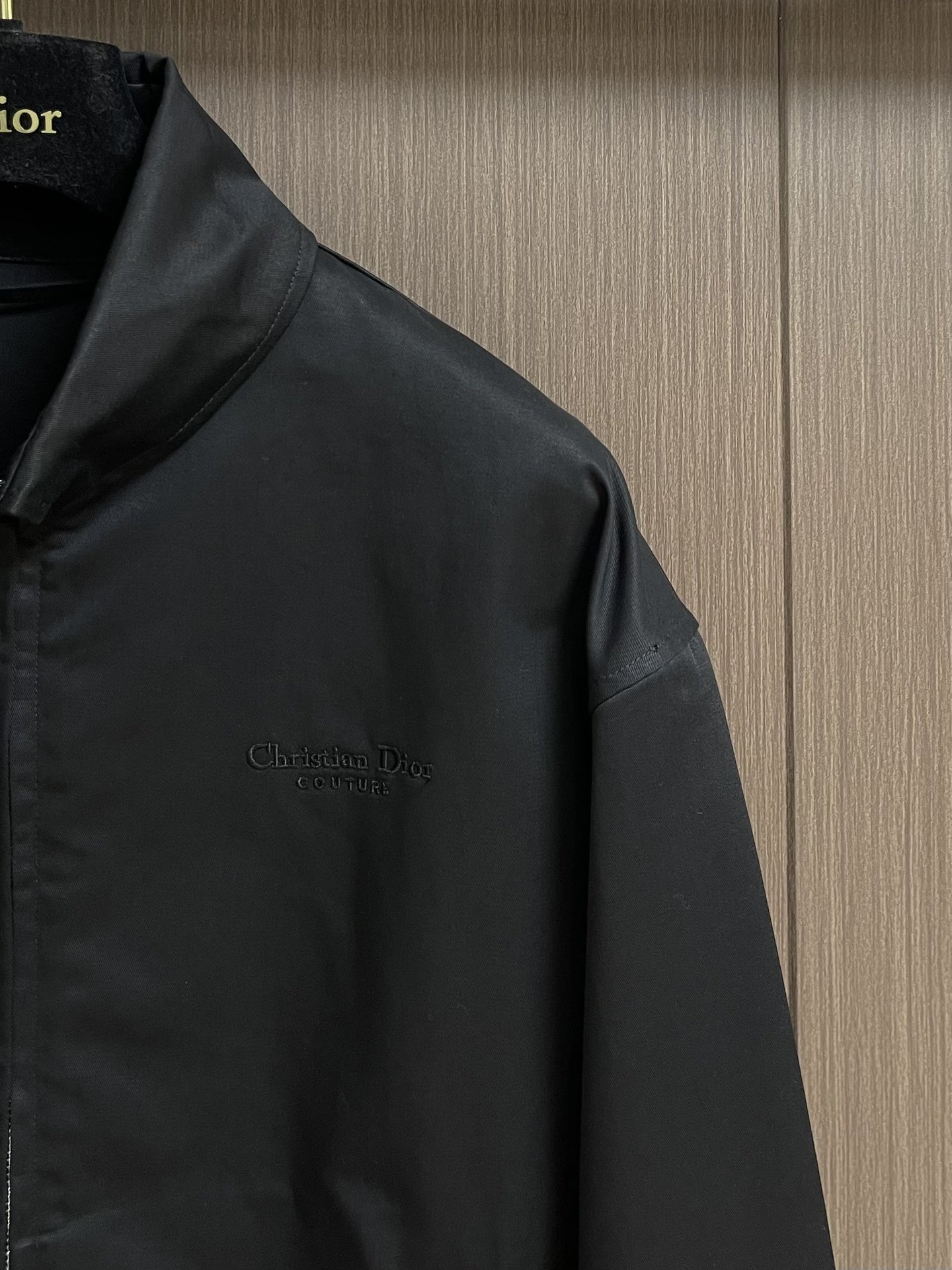 
Dior 2025ss早秋新品新款限定刺绣标语背包外套，采用棉质面料精心制作，后侧翻盖口袋搭带和布包纽