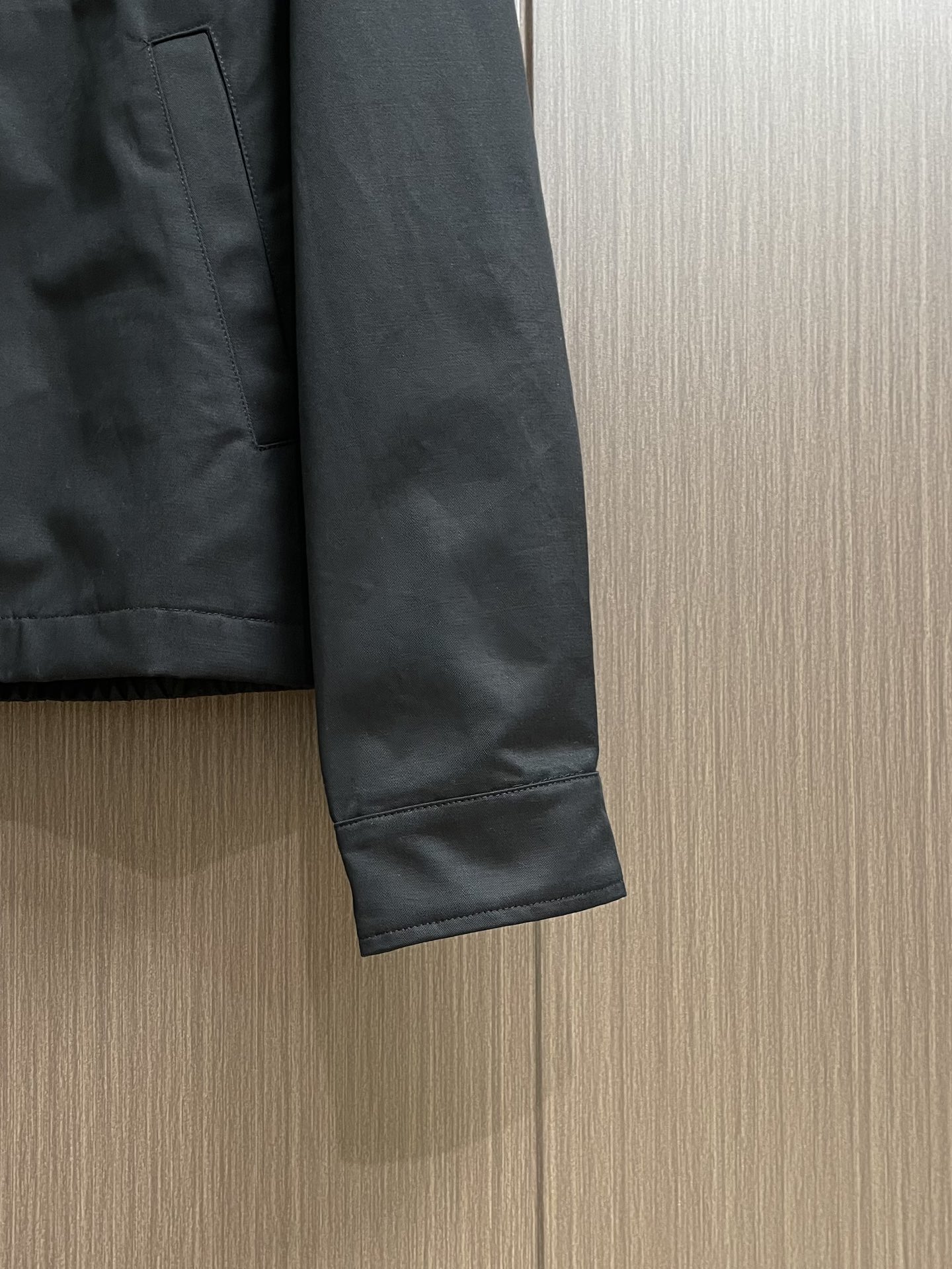 
Dior 2025ss早秋新品新款限定刺绣标语背包外套，采用棉质面料精心制作，后侧翻盖口袋搭带和布包纽