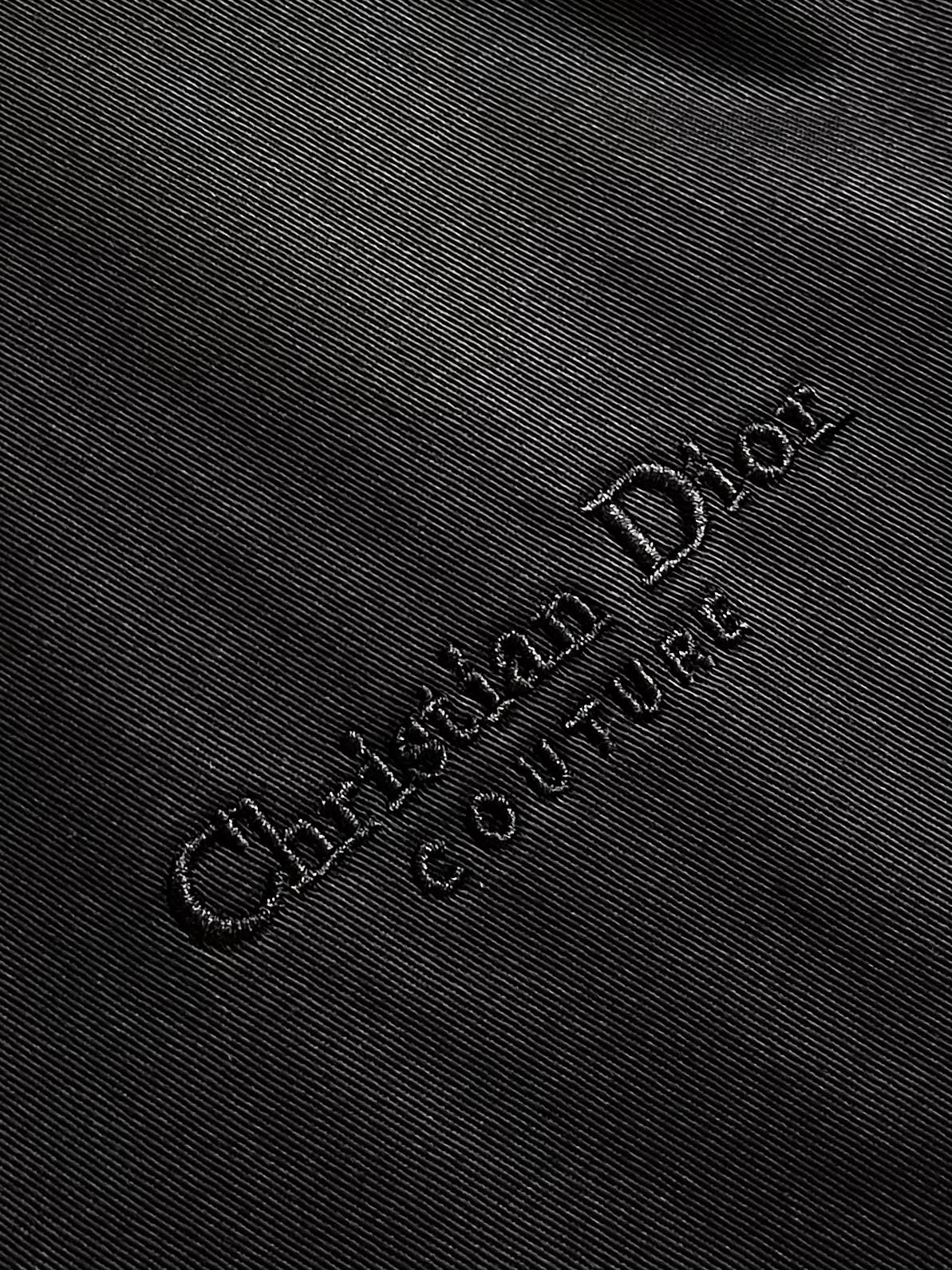 
Dior 2025ss早秋新品新款限定刺绣标语背包外套，采用棉质面料精心制作，后侧翻盖口袋搭带和布包纽