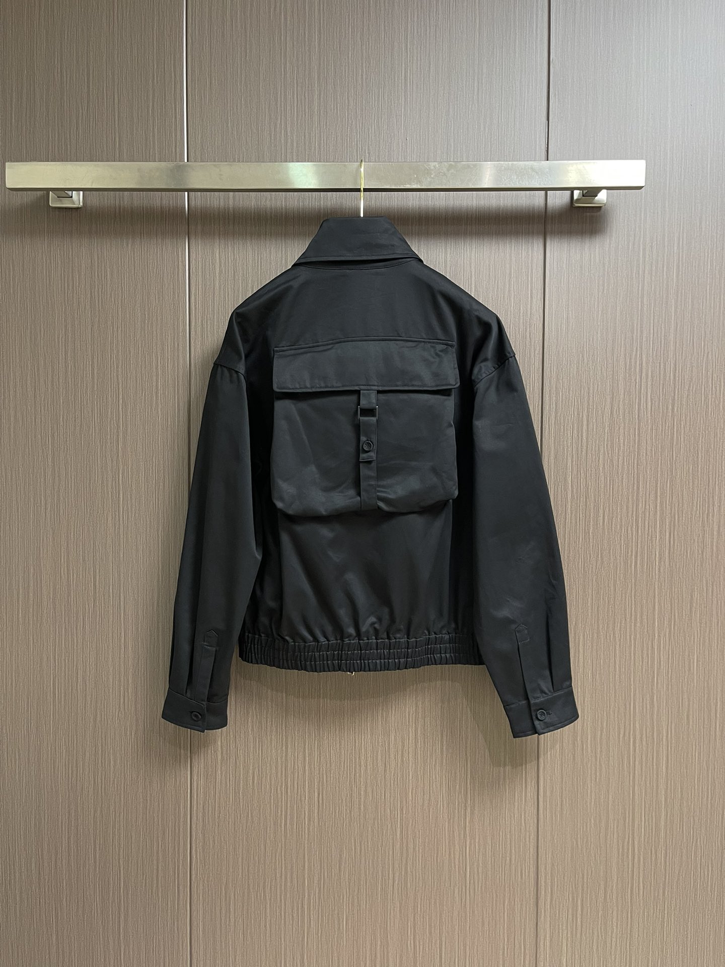 
Dior 2025ss早秋新品新款限定刺绣标语背包外套，采用棉质面料精心制作，后侧翻盖口袋搭带和布包纽