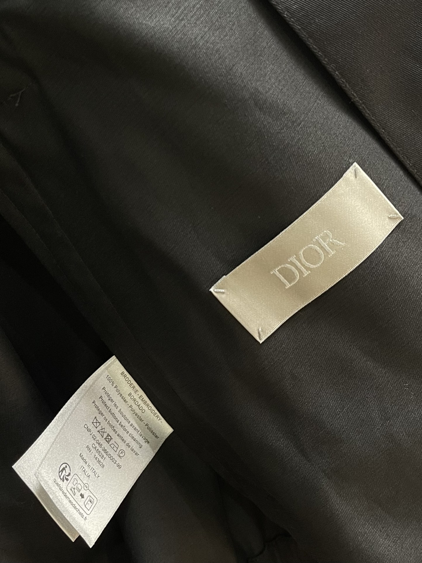 
Dior 2025ss早秋新品新款限定刺绣标语背包外套，采用棉质面料精心制作，后侧翻盖口袋搭带和布包纽