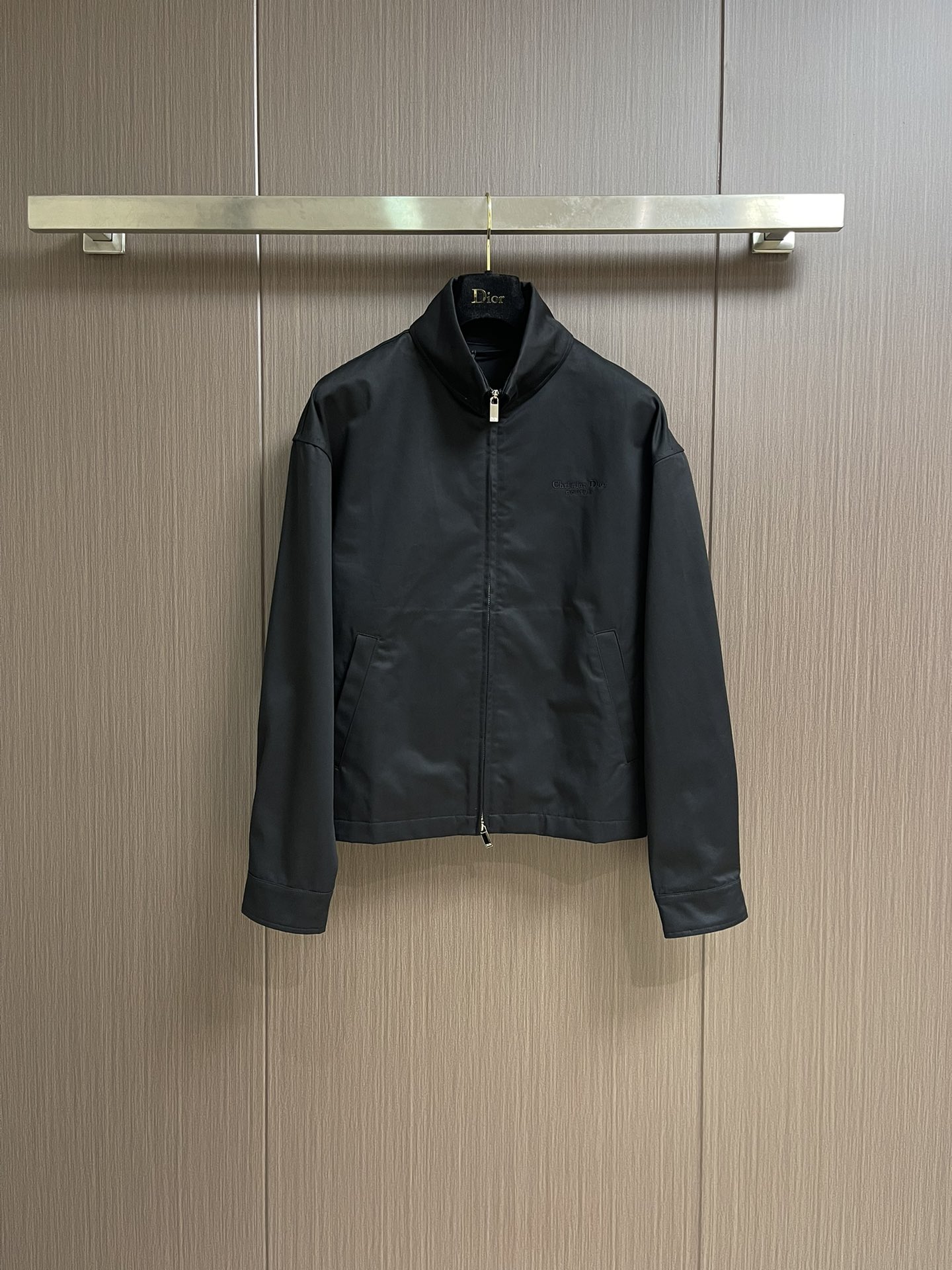 NO:514168,Dior Ss Early Autumn New Limited Embroidery Slogan Backpack Jacket, carefully crafted from cotton fabric, with a back flip pocket strap and cloth bag button closure, unique style. The chest is decorated with Cistian Couture embroidery, two-way zipper closure, buckle cuffs, elastic bottom edge. Size 46-52,,dior, backpacks, jackets & coats, alexander wang19860909Dior ss早秋新品新款限定刺绣标语背包外套,采用棉质面料精心制作,后侧翻盖口袋搭带和布包纽扣开合,别具一格.胸前饰以Cistian Couture刺绣,双向拉链开合,系扣袖口,弹力底边.尺码46-52,,dior,backpacks,jackets & coats,alexander wang,Men's clothing