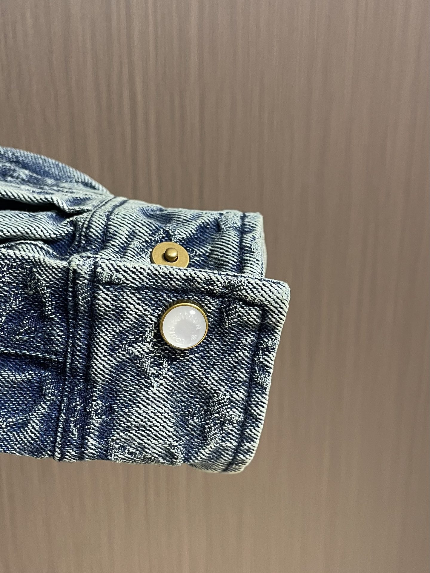 
LV 2025FW 秋冬新款，重工款提花长袖衬衣外套，经典牛仔蓝洗水面料，定制白珠刻字纽扣，全新设计辅