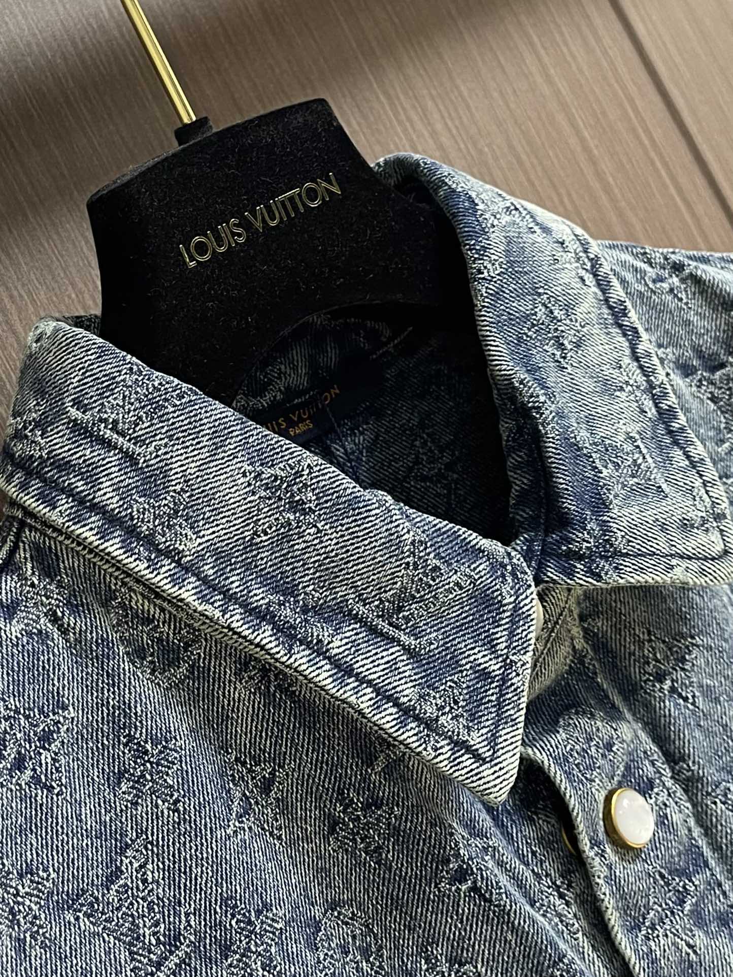 
LV 2025FW 秋冬新款，重工款提花长袖衬衣外套，经典牛仔蓝洗水面料，定制白珠刻字纽扣，全新设计辅