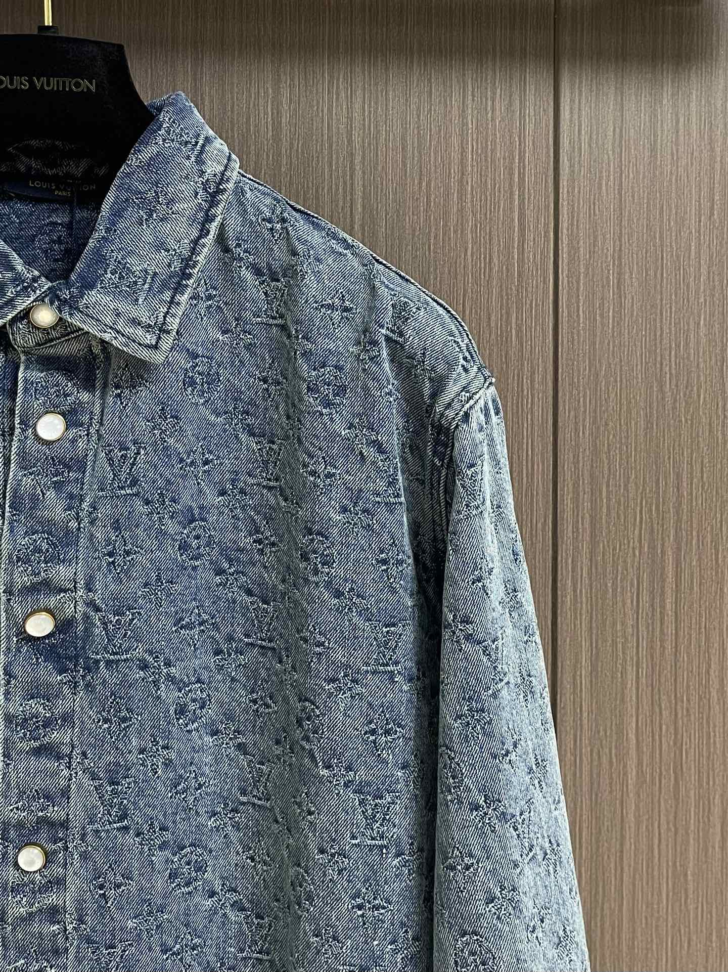 
LV 2025FW 秋冬新款，重工款提花长袖衬衣外套，经典牛仔蓝洗水面料，定制白珠刻字纽扣，全新设计辅