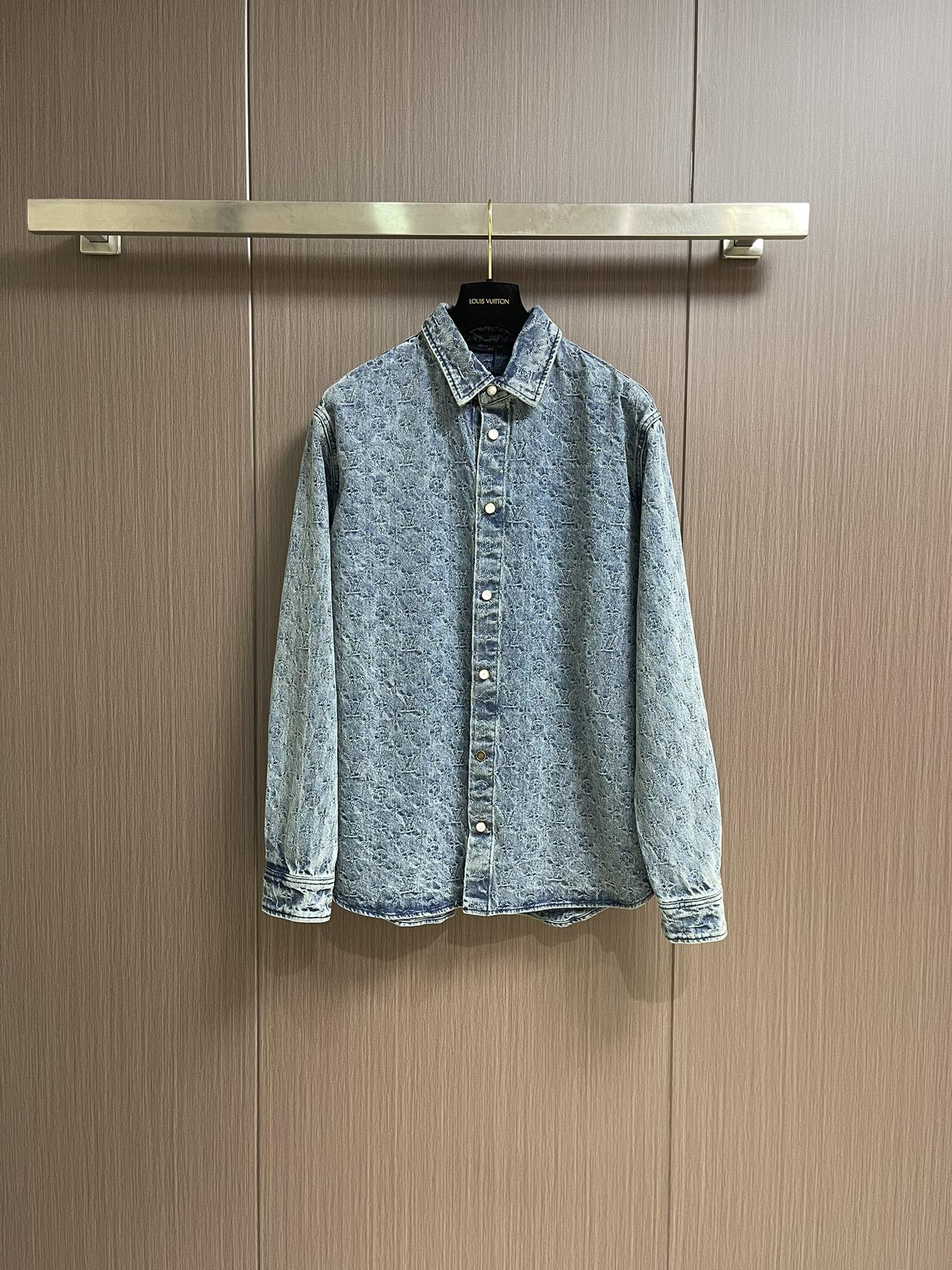 NO:514174,LV FW new autumn and winter style, heavy industry jacquard long-sleeved shirt jacket, classic denim blue washing fabric, customized white bead lettering buttons, new design auxiliary material button details, straight cut style design, full of classic brand logo jacquard effect, slightly loose style. Size S-XL,,louis vuitton, jackets & coats,alexander wang19860909LV FW 秋冬新款,重工款提花长袖衬衣外套,经典牛仔蓝洗水面料,定制白珠刻字纽扣,全新设计辅料纽扣细节,直筒剪裁版型设计,满身经典品牌logo提花效果,微宽松版型.尺码S-XL,,louis vuitton,jackets & coats,alexander wang,Men's clothing