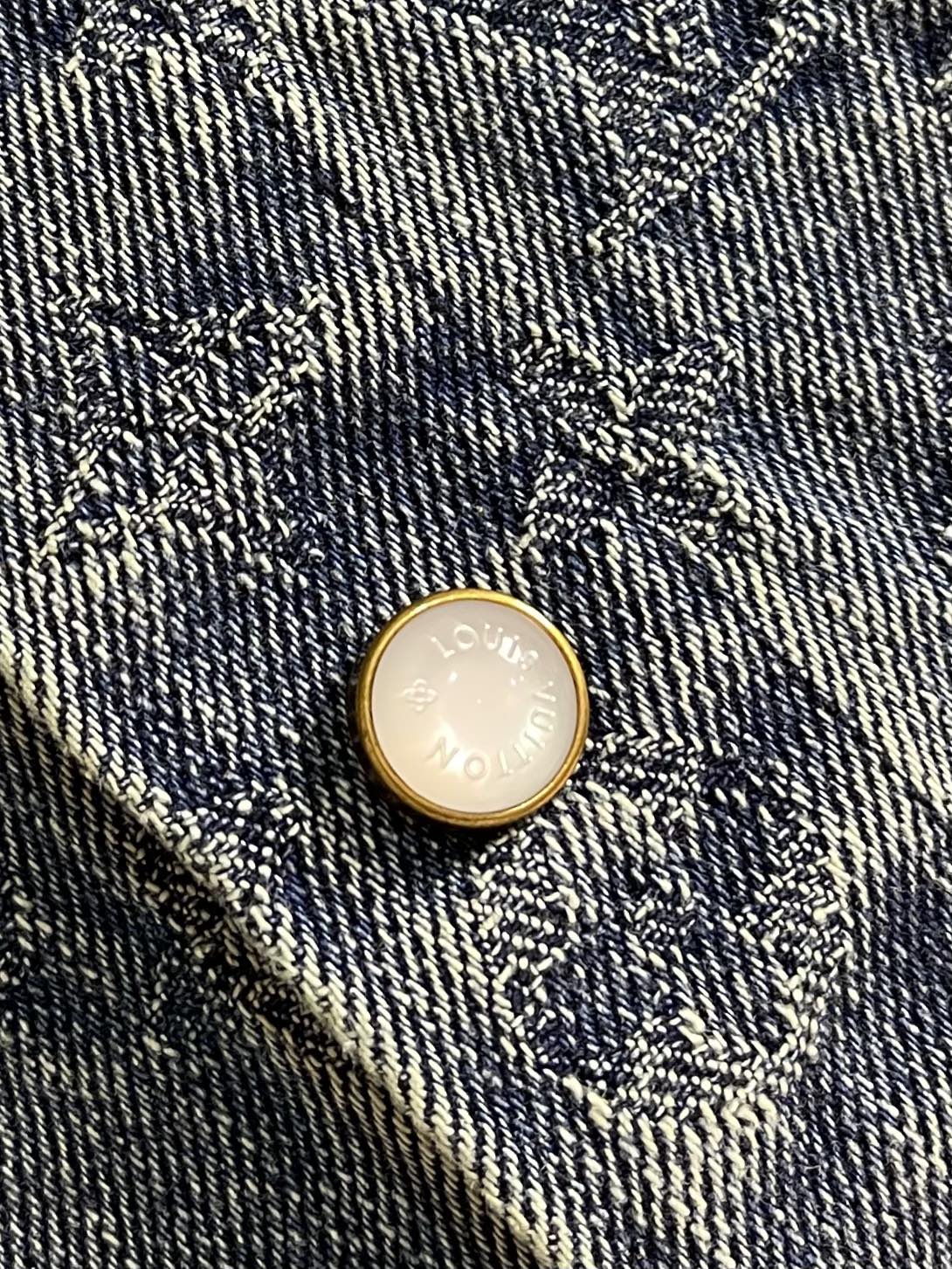 
LV 2025FW 秋冬新款，重工款提花长袖衬衣外套，经典牛仔蓝洗水面料，定制白珠刻字纽扣，全新设计辅