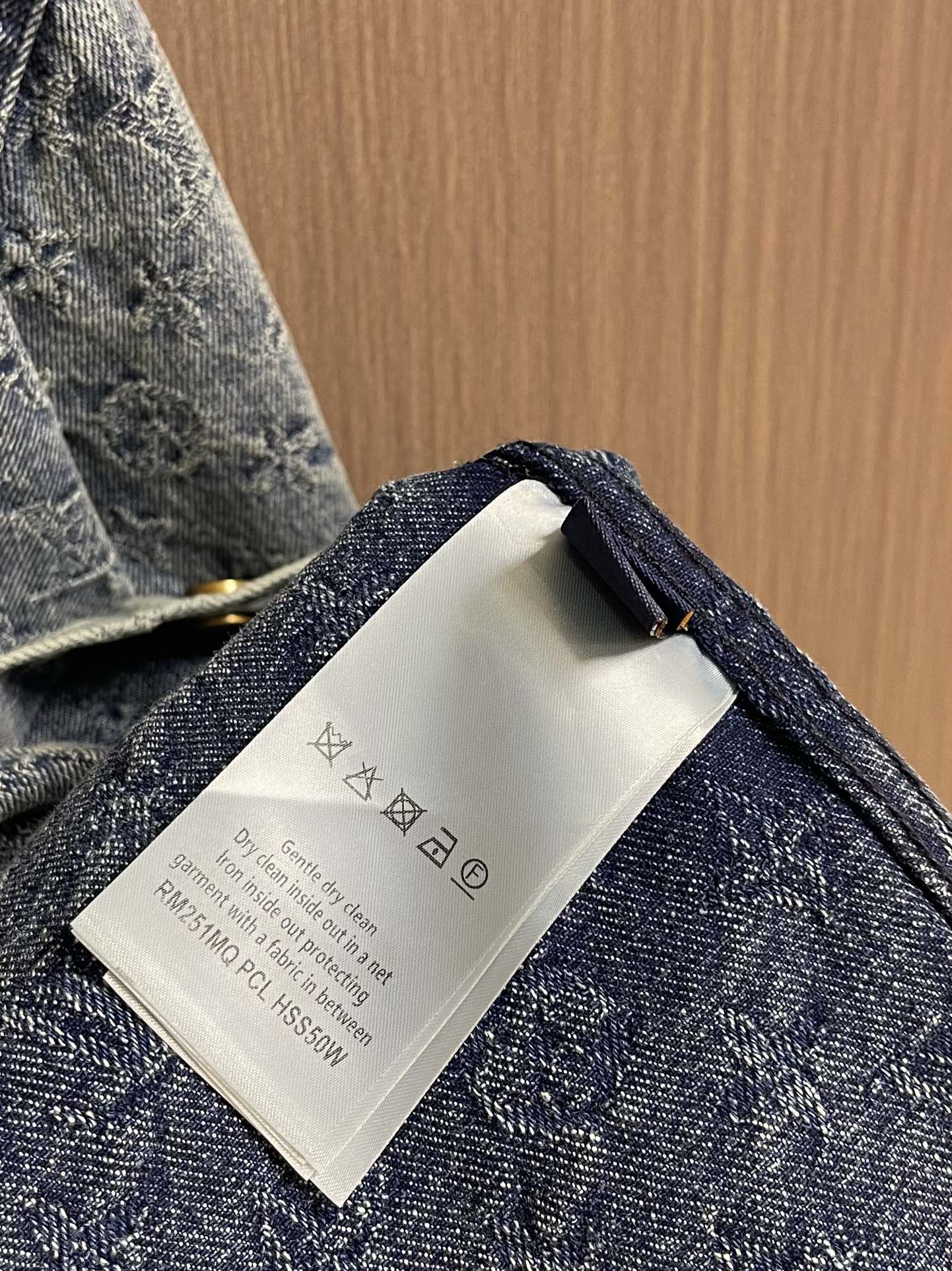 
LV 2025FW 秋冬新款，重工款提花长袖衬衣外套，经典牛仔蓝洗水面料，定制白珠刻字纽扣，全新设计辅