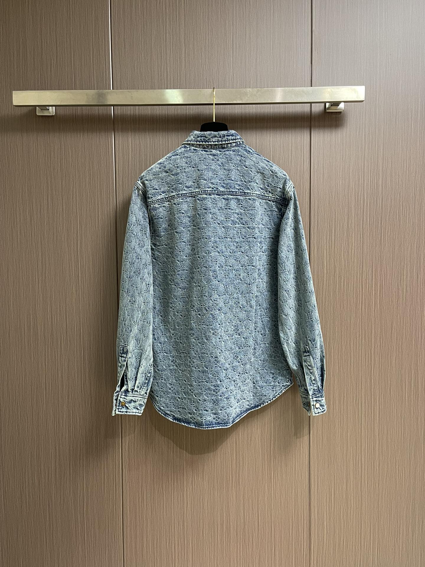 
LV 2025FW 秋冬新款，重工款提花长袖衬衣外套，经典牛仔蓝洗水面料，定制白珠刻字纽扣，全新设计辅