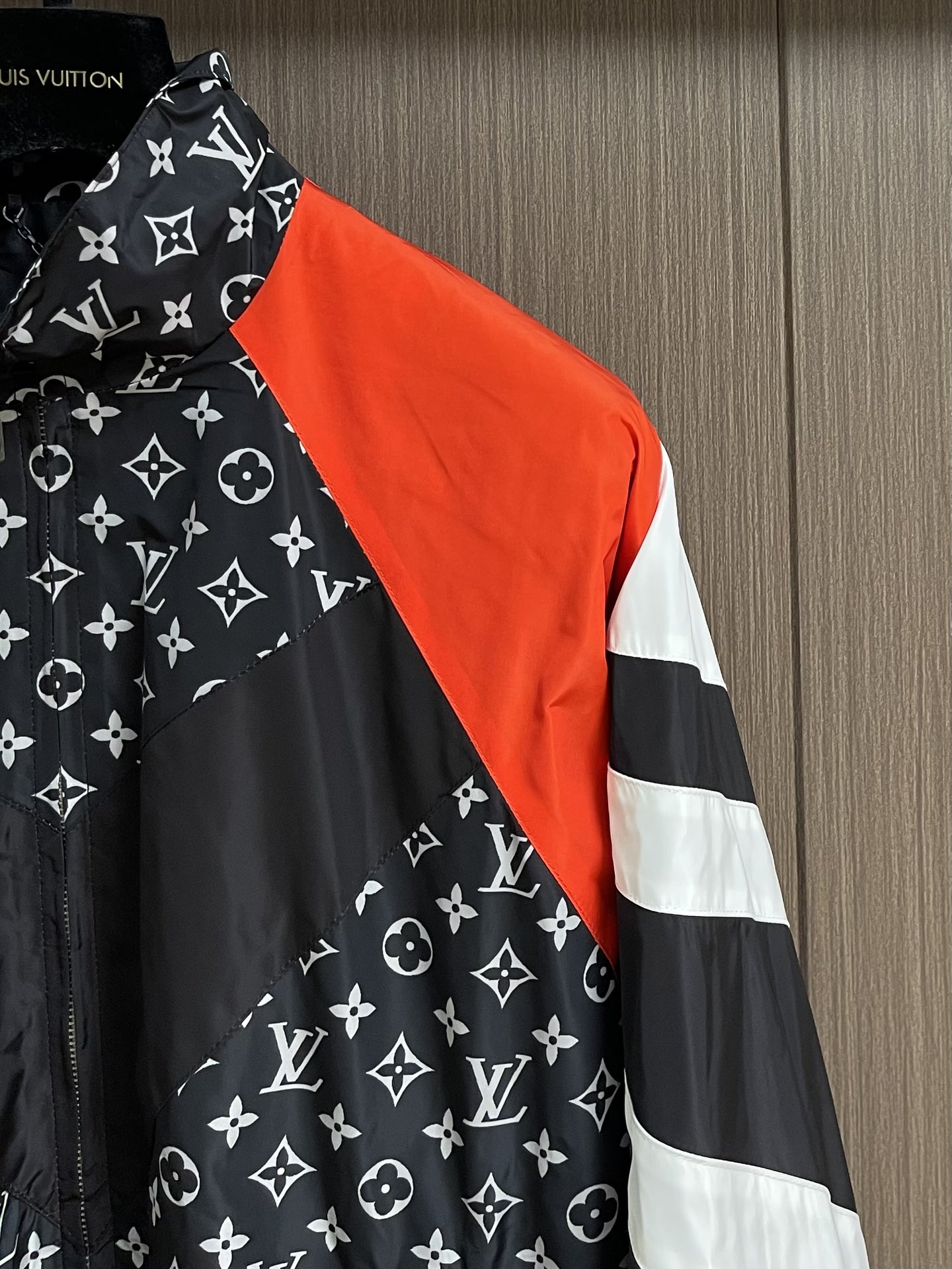 
LV 2025FW秋冬新款休闲运动长袖外套，面料全幅 Monogram 印花焕新动感廓形，红黑白撞色丰