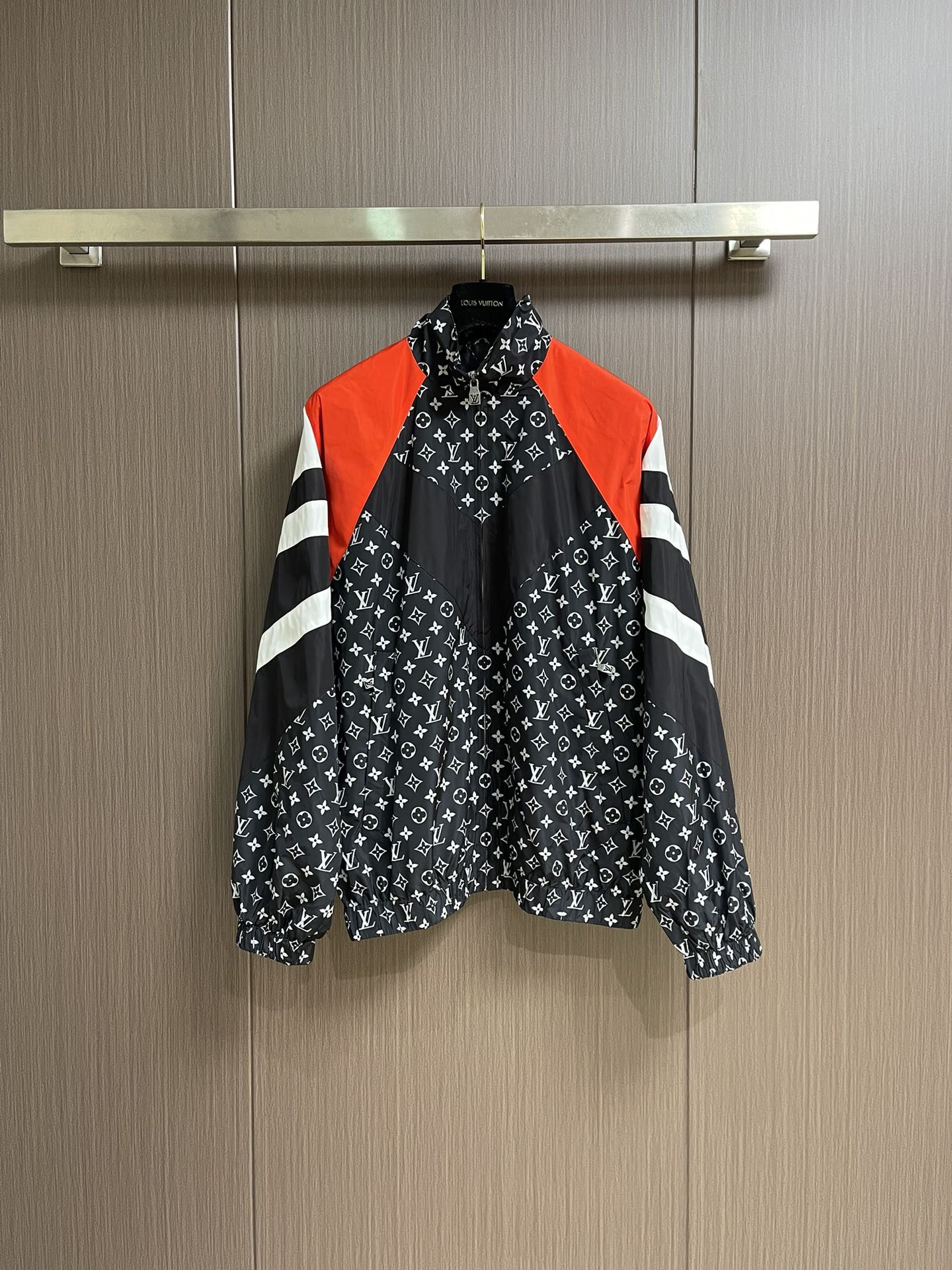 NO:514170,LV FW autumn and winter new casual sports long-sleeved jacket, full fabric Monogram print renews dynamic silhouette, red, black and white contrasting colors rich visual layers, black silky zipper opening and closing placket in the inner lining, elastic band on the hem sleeve. Size S-XL,,louis vuitton, jackets & coats,alexander wang19860909LV FW秋冬新款休闲运动长袖外套,面料全幅 Monogram 印花焕新动感廓形,红黑白撞色丰富视觉层次,内里黑色丝质面拉链开合门襟,下摆衣袖弹力带.尺码S-XL,,louis vuitton,jackets & coats,alexander wang,Men's clothing