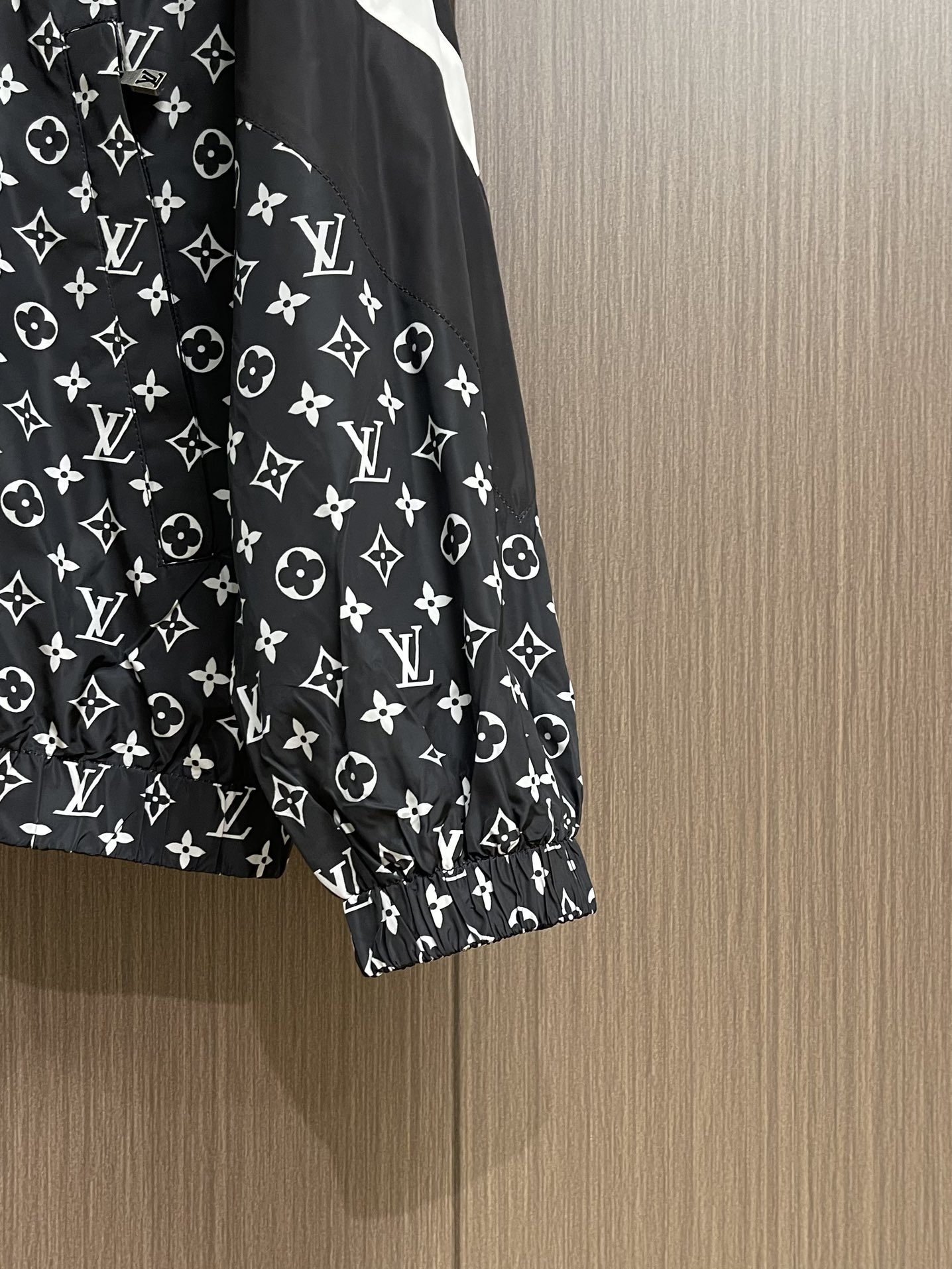 
LV 2025FW秋冬新款休闲运动长袖外套，面料全幅 Monogram 印花焕新动感廓形，红黑白撞色丰