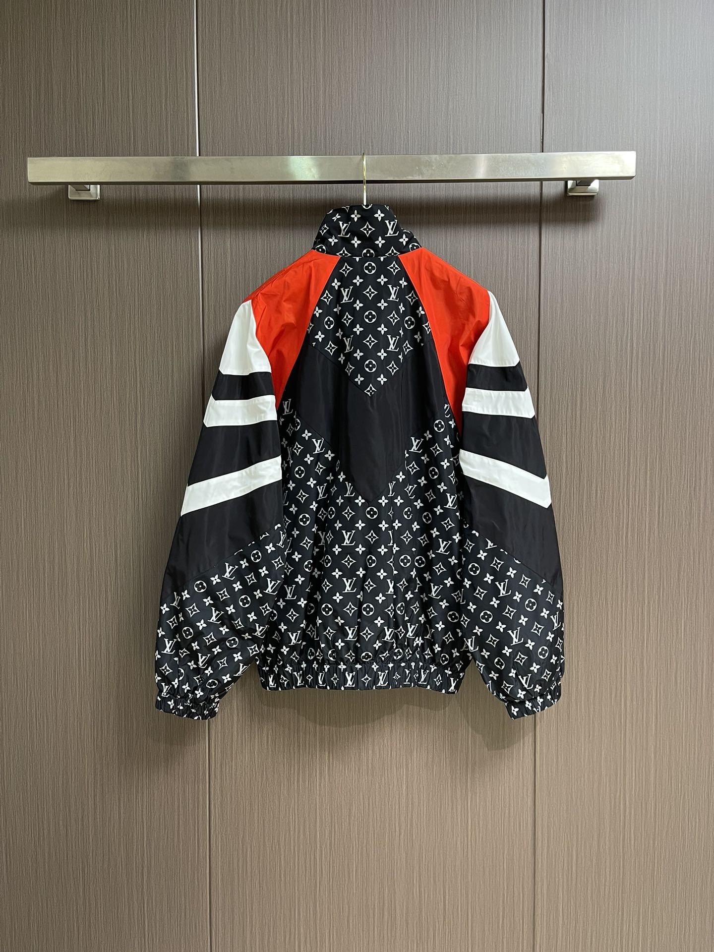 
LV 2025FW秋冬新款休闲运动长袖外套，面料全幅 Monogram 印花焕新动感廓形，红黑白撞色丰