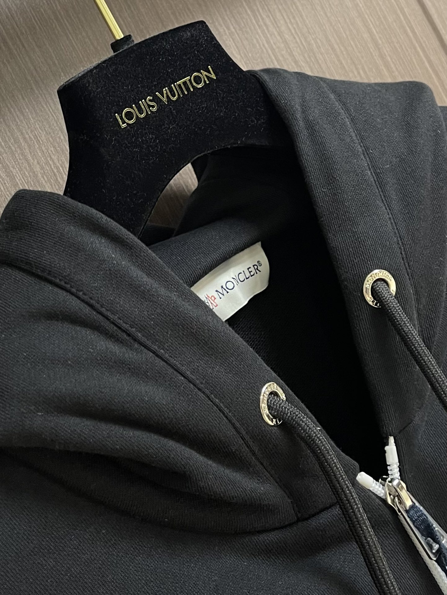 
Moncler 印花标识连帽卫衣，选用轻盈翻面绒棉质面料打造而成，通过高密度棉纤维在单层面料中实现内外