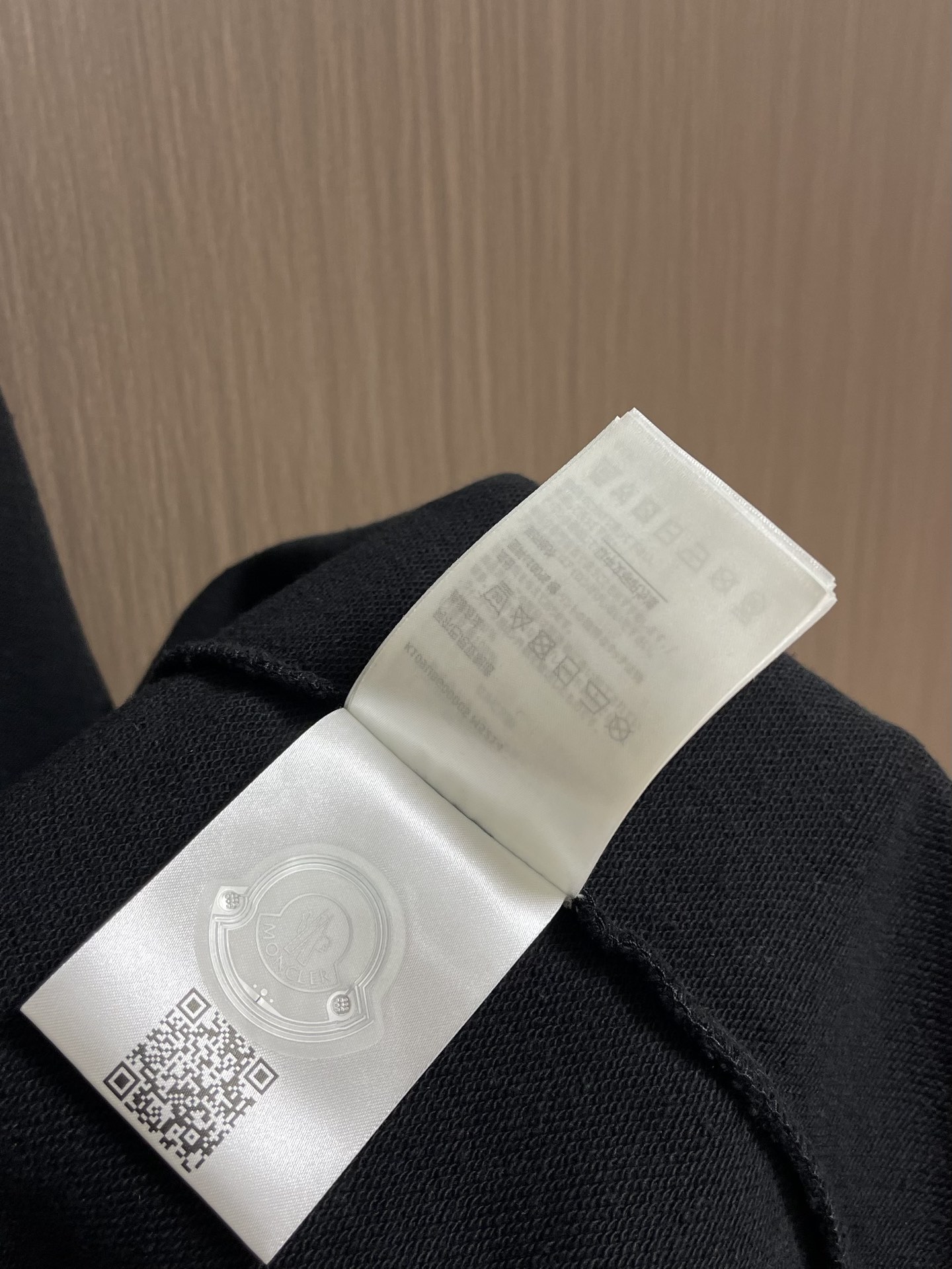 
Moncler 印花标识连帽卫衣，选用轻盈翻面绒棉质面料打造而成，通过高密度棉纤维在单层面料中实现内外