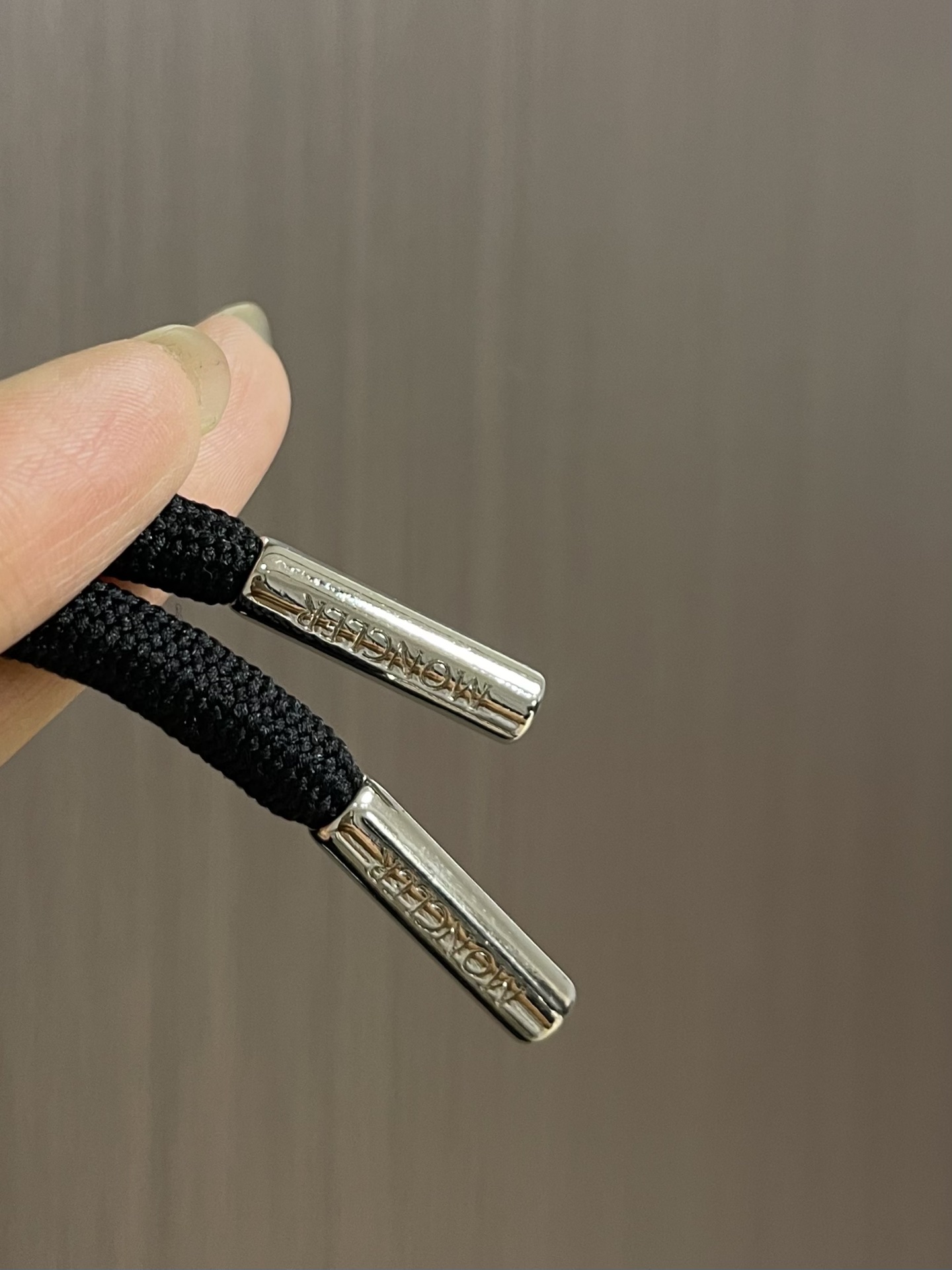 
Moncler 印花标识连帽卫衣，选用轻盈翻面绒棉质面料打造而成，通过高密度棉纤维在单层面料中实现内外