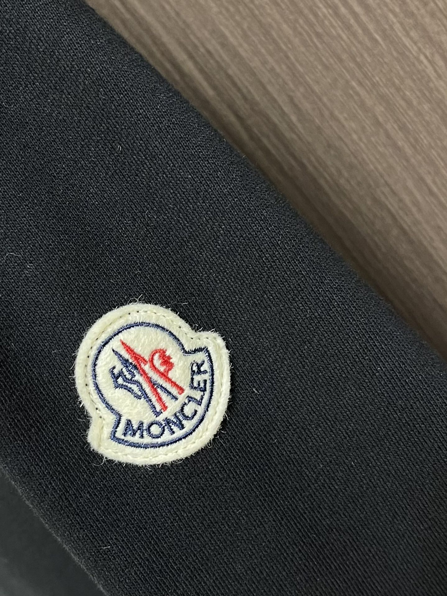 
Moncler 印花标识连帽卫衣，选用轻盈翻面绒棉质面料打造而成，通过高密度棉纤维在单层面料中实现内外