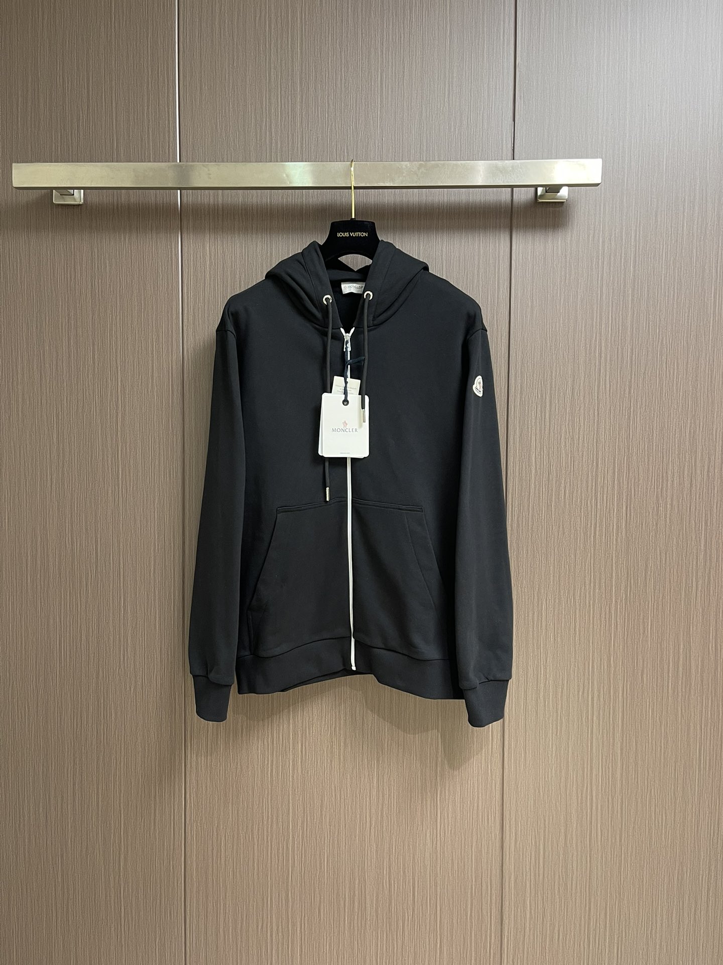 NO:514182,Moncler  Printed logo hooded sweatshirt is made of light fleece cotton fabric. It can achieve internal and external differentiation in single-layer fabric through high-density cotton fibers. The outer plain wet-washing layer is tight and wear-resistant, and the inner layer forms short and dense suede through a woven-washing process. The dense plain wet-washing structure is resistant to wind and splashing, and the fleece is skin-friendly. The short woven is electrostatically eliminated to avoid adhesion to the skin. A very small amount of grooved polyester wet-guided wire is embedded in the cotton fiber. The sweat is quickly guided from the inner suede to the outer layer through the capillary effect, solving the problem of fleece being easily stuffy, and actively intervening in the cotton fiber.  The potential for shrinkage has achieved the cross between easy to change and stable fabric, which improves dimensional stability, and is not easy to deform or fold. The high-saturation pattern is presented on the center of the hat through glue printing, and the scraper pressure is uniform. It is scraped in 5 times to ensure that the glue penetrates and covers it. After high-temperature curing, the pigment and cotton fibers are firmly combined. The ink-absorbing characteristics of the cotton fibers make the pattern less likely to fall off due to friction. Size 1-2-3-4, hoodie, sweatshirts, hats, alexander  wang19860909Moncler 印花标识连帽卫衣,选用轻盈翻面绒棉质面料打造而成,通过高密度棉纤维在单层面料中实现内外差异化,外层平纹紧致耐磨,内层通过磨毛工艺形成短密绒面.致密平纹结构抗风放泼溅,磨毛绒面触感亲肤,短绒毛经过静电消除处理,避免粘附皮肤.棉纤维中嵌入极少量沟槽型涤纶导湿丝,通过毛细效应将汗液从内层绒面快速导向外层蒸发,解决翻面绒易闷热的问题,通过主动干预棉纤维收缩潜能,实现了面料从易变到稳定的跨越,提升了尺寸稳定性,同时不易变形,褶皱.通过胶浆印花在帽居中处上呈现高饱和度图案,刮刀压力均匀,分5次刮印确保胶浆充分渗透并覆盖.再通过高温固化后,颜料与棉纤维结合牢固,棉纤维的吸墨渗透特性使图案不易因摩擦导致脱落.尺码1-2-3-4,,hoodie,sweatshirts,hats,alexander wang,Men's clothing