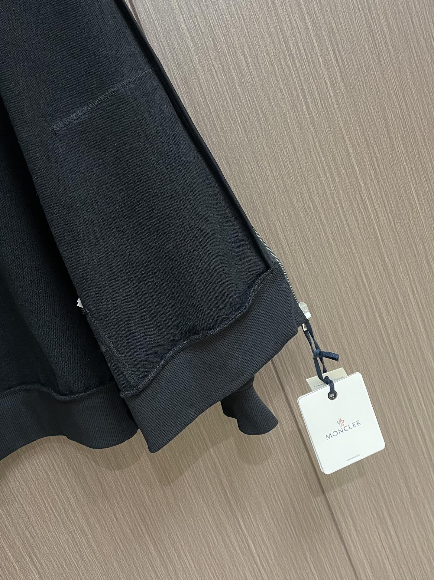 
Moncler 印花标识连帽卫衣，选用轻盈翻面绒棉质面料打造而成，通过高密度棉纤维在单层面料中实现内外