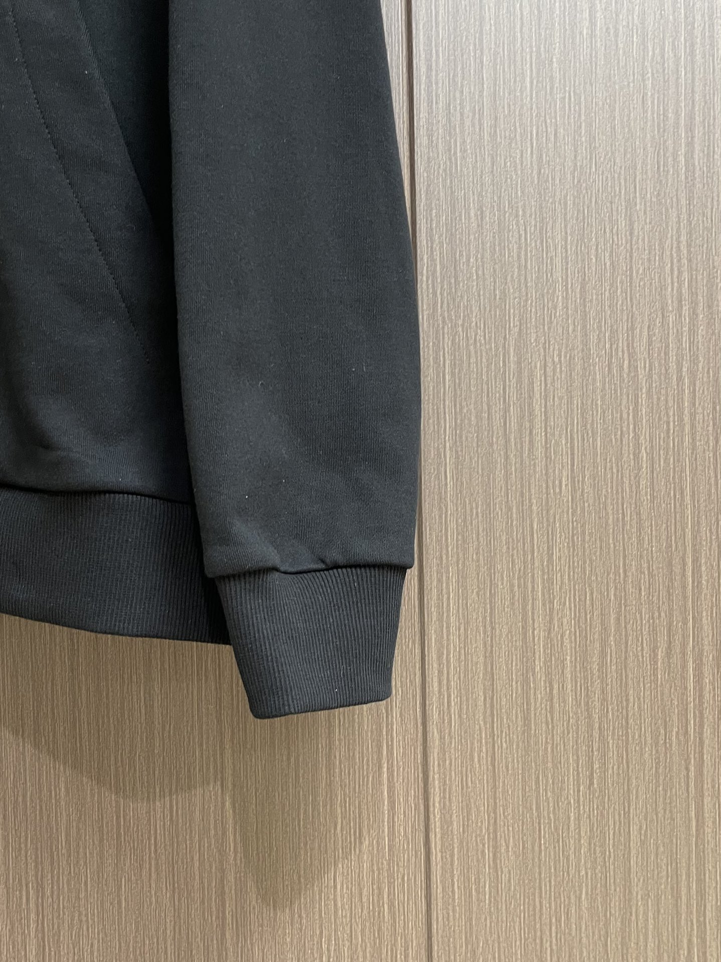 
Moncler 印花标识连帽卫衣，选用轻盈翻面绒棉质面料打造而成，通过高密度棉纤维在单层面料中实现内外