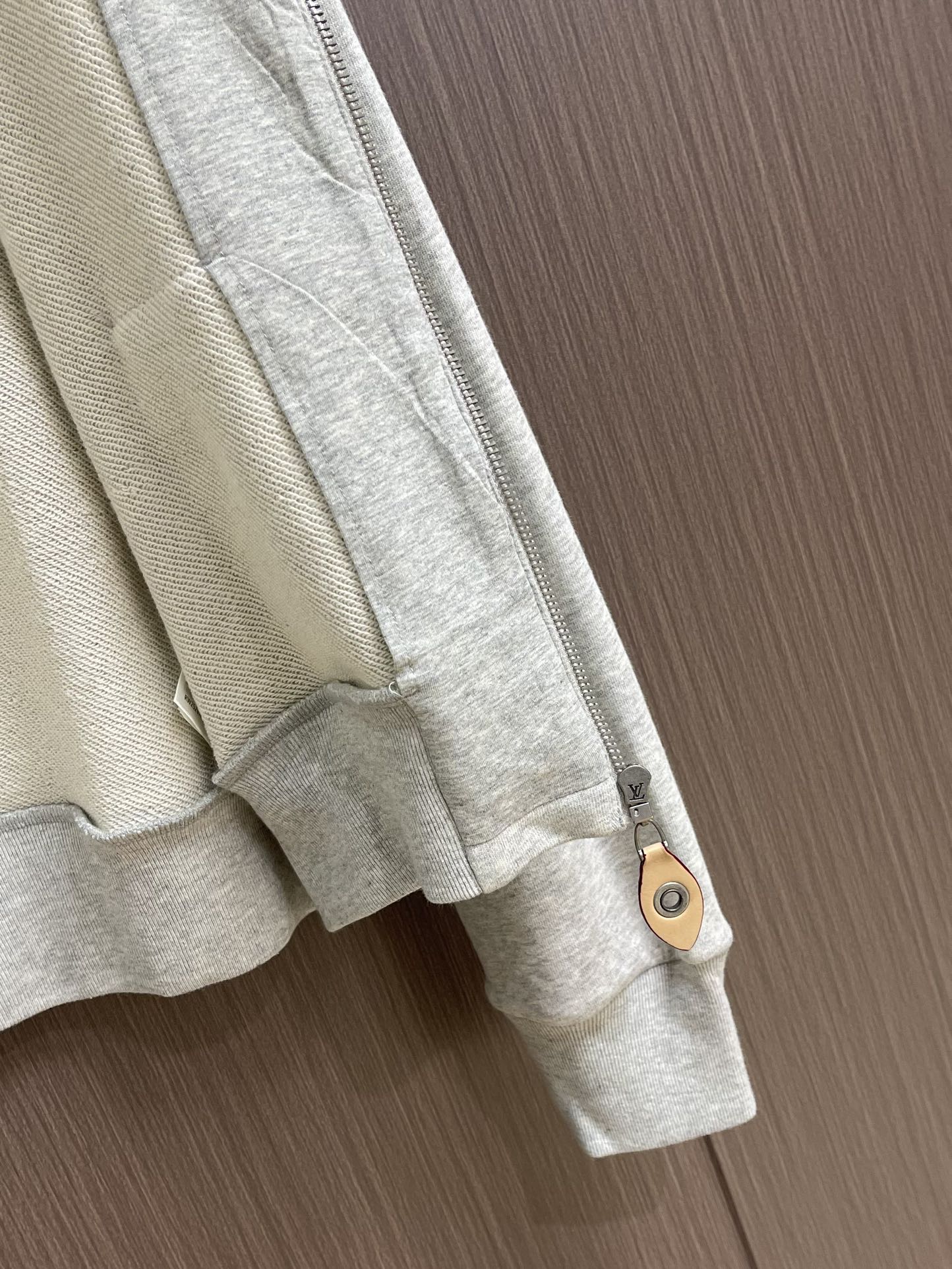 
LV 2025FW秋冬新款皮革抽绳连帽拉链卫衣，定制YB进口棉纶材质 柔软亲肤 久洗不易变形起球 质感