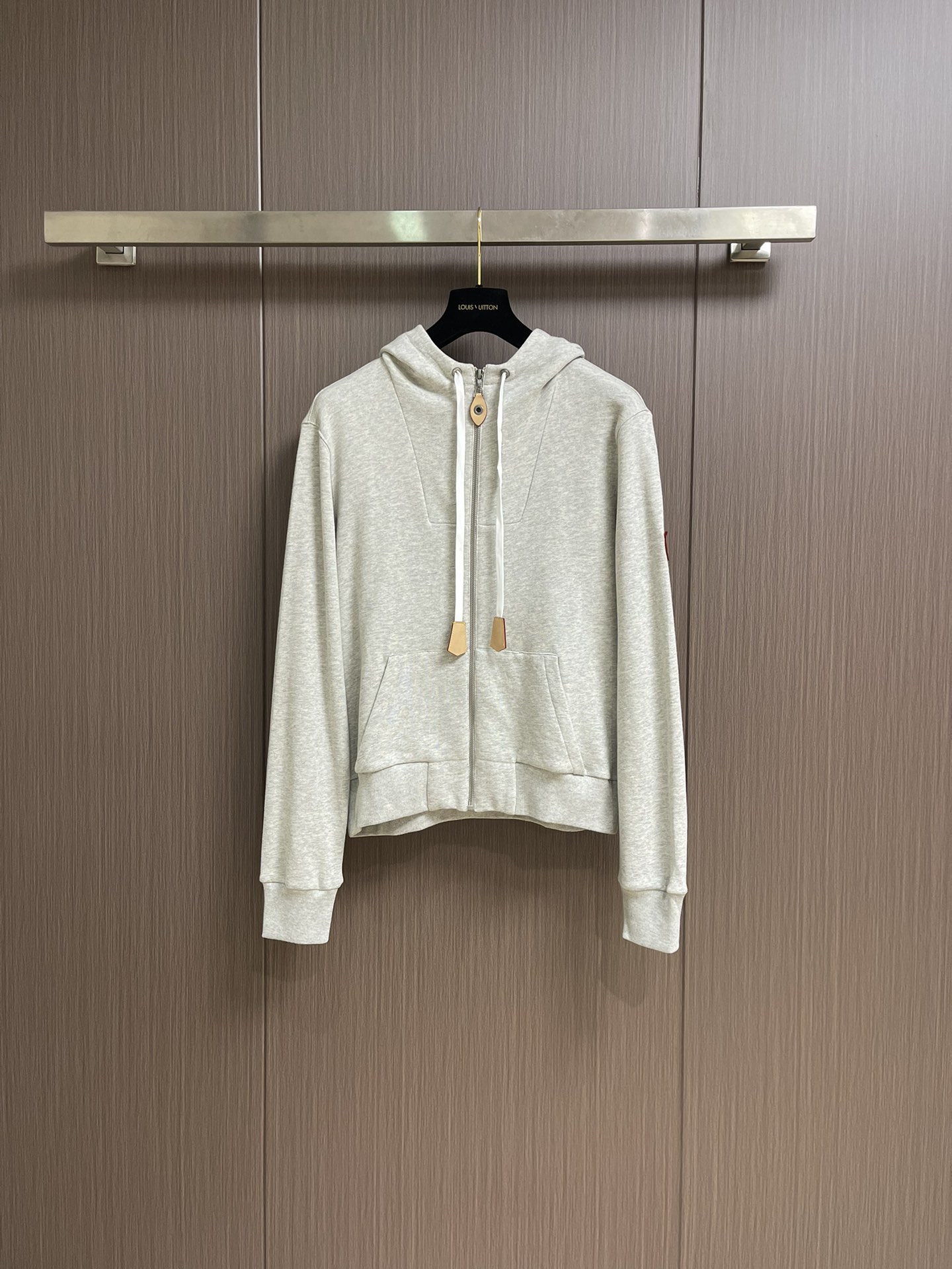 NO:514172,LV FW autumn and winter new leather drawstring hooded zipper sweatshirt, customized YB imported cotton-efficient material, soft and skin-friendly, not easy to deform and pill after washing for a long time, full texture, the chest is decorated with contour lines and the plaid leather buckles echo each other, and the symmetrical pocket pocket design adds a sense of styling. The sleeves are decorated with iconic letter logos and embellishments to highlight the brand tone. The surface of the surface is developed. Hooded zipper tailoring can be matched with details of the same series and the complete set is simple and high-end. Size S-XL,,louis vuitton,hoodie,sweatshirts,hats,alexander wang19860909LV FW秋冬新款皮革抽绳连帽拉链卫衣,定制YB进口棉纶材质 柔软亲肤 久洗不易变形起球 质感十足 胸前饰以轮廓线装点与开襟皮扣相互呼应 配合对称插兜口袋造型设计 增添造型层次感 袖子外侧融入标志性字母徽标点缀装饰 彰显品牌调性 面辅料开发 连帽拉链剪裁 可搭配同系列细节上下呼应 成套搭配简约高级.尺码S-XL,,louis vuitton,hoodie,sweatshirts,hats,alexander wang,Men's clothing