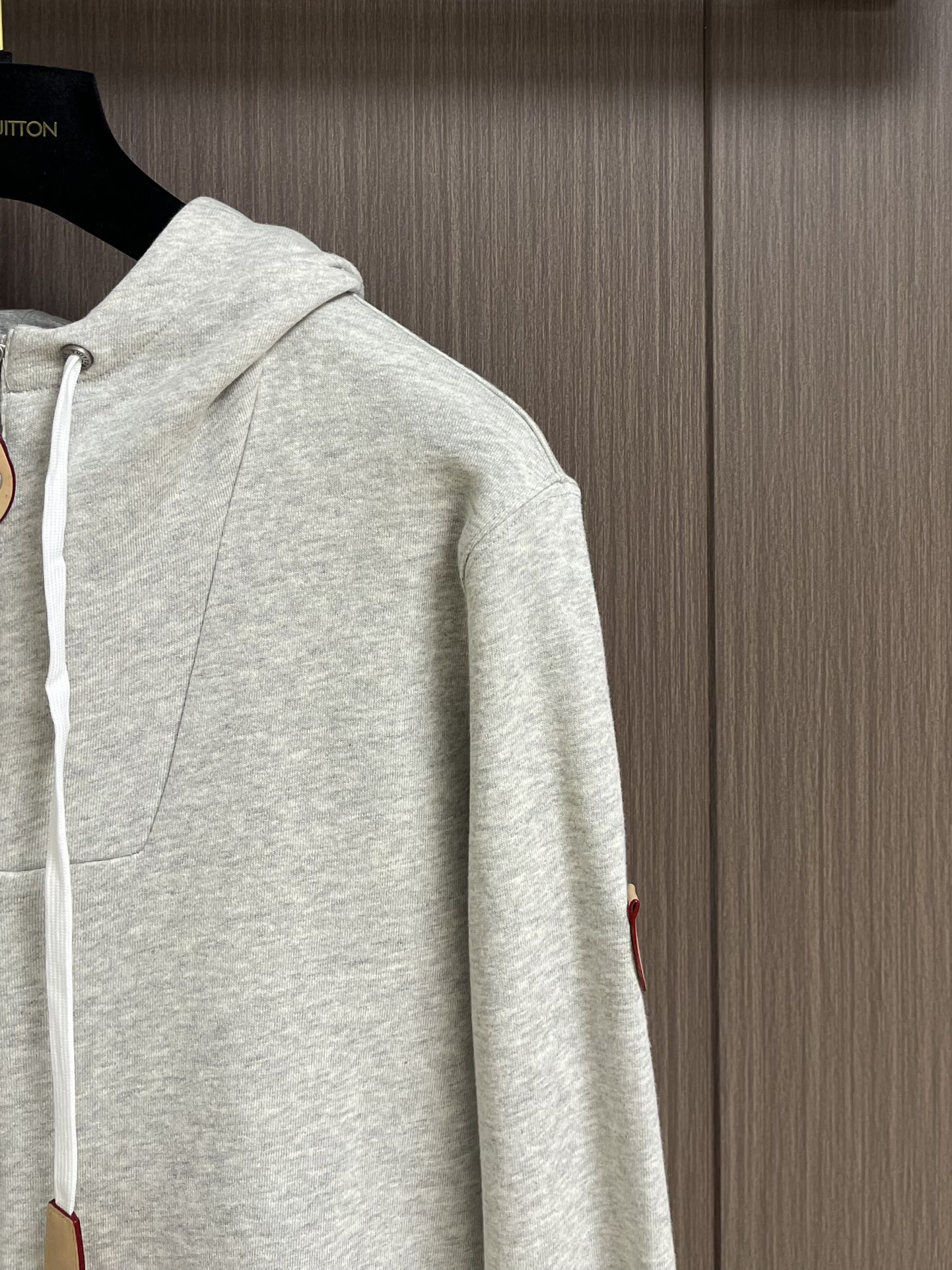 
LV 2025FW秋冬新款皮革抽绳连帽拉链卫衣，定制YB进口棉纶材质 柔软亲肤 久洗不易变形起球 质感