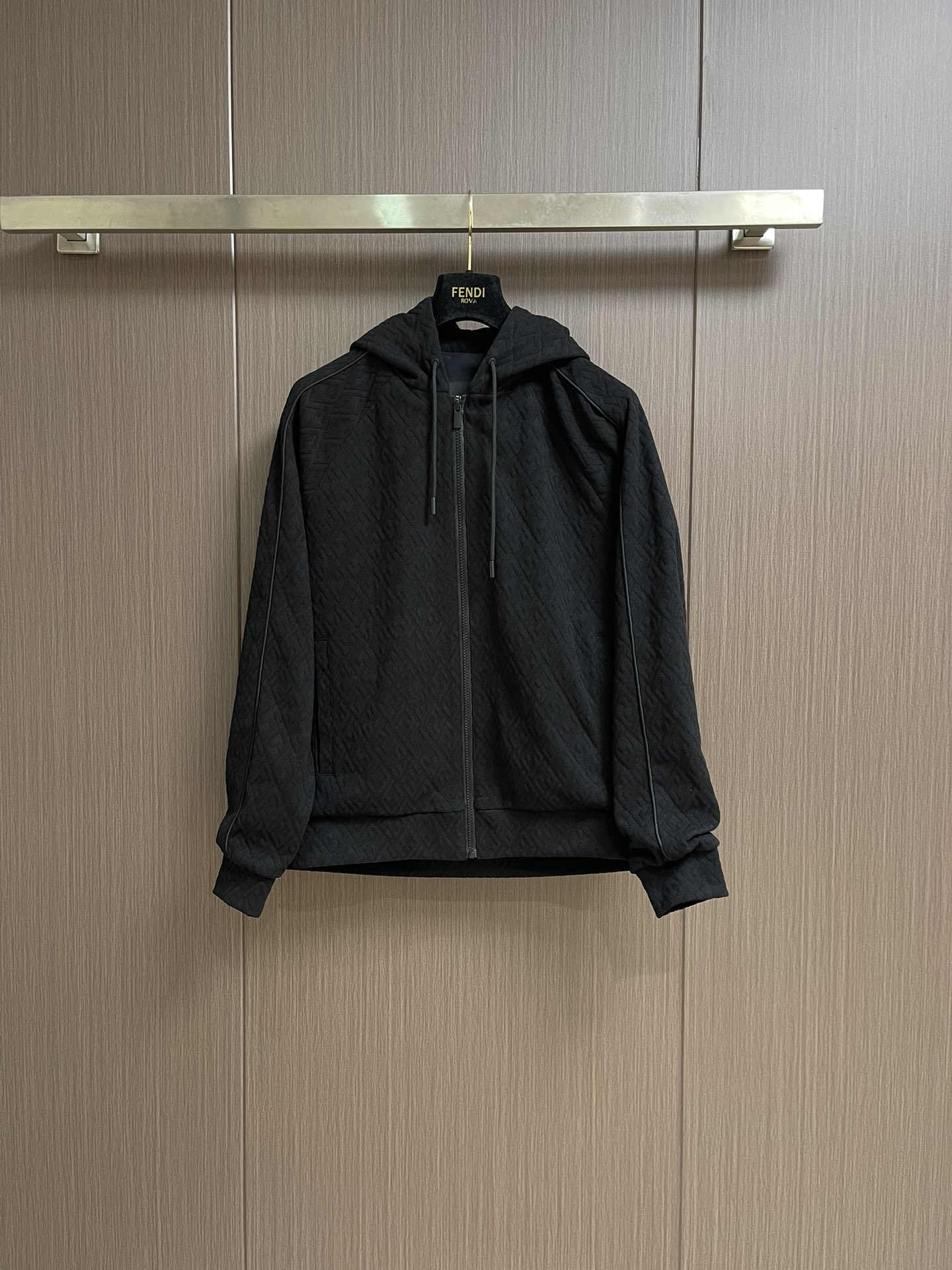 NO:515206,Fendi 2025ss men's FF printed hooded jacket jacket. Matched with FF three-dimensional letter interwoven patterns, luxurious cotton blend fabric. Full zipper design + drawstring hood, contrasting stripes embellish the rotary sleeves, sporty and Italian elegance coexist. Rib closing details interpret the new definition of street luxury products. Size 48-56,,fendi, jackets & coats, jackets & coats, hats, alexander wang19860909Fendi 2025ss男士FF印花连帽夹克外套.搭配FF立体字母交织纹,奢华棉质混纺面料.全拉链设计＋抽绳连帽,撞色条纹点缀肩袖,运动感与意式优雅并存.罗纹收口细节,诠释街头奢品新定义.尺码48-56,,fendi,jackets & coats,jackets & coats,hats,alexander wang,Men's clothing