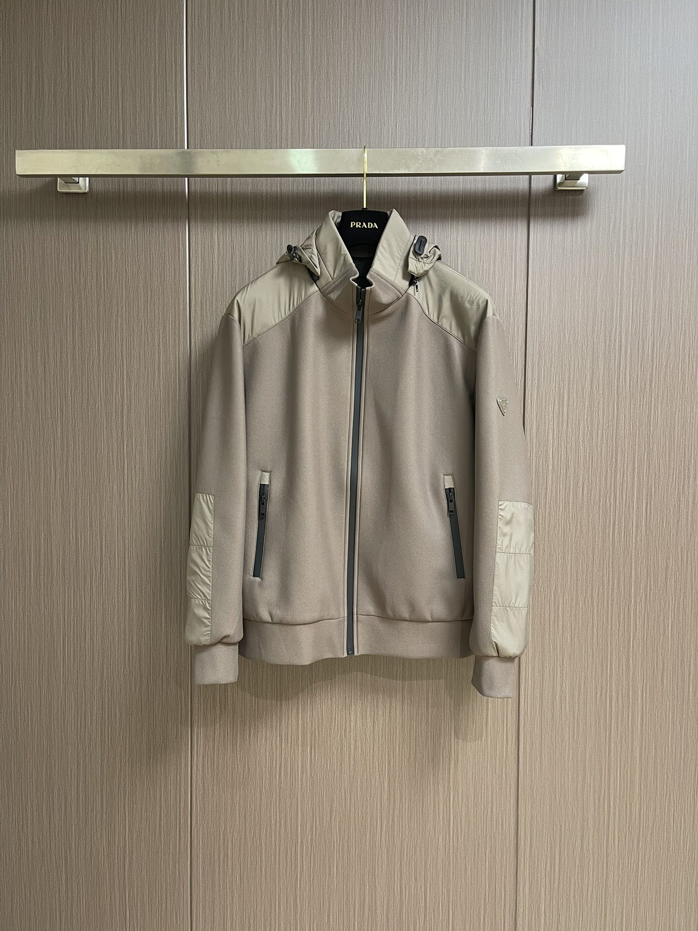 NO:515208,Prada 2025s Autumn and Winter Series Minimalist functional jacket jacket, selected soft fabrics, as warm and natural as early autumn wheat fields. The splicing cut out three-dimensional outlines at the rotator sleeves, which can store and hood design to meet the needs of changeable weather, and is the perfect balance between urban and nature. The through-type black zipper is like a neat dividing line, with symmetrical pockets on both sides taking into account both practicality and aesthetics. The triangle logo of the left sleeve is looming﹣﹣ This is a secret handshake gift from PRADA to those who understand. Size 48-56,,prada, jackets & coats, jackets & coats,hats,alexander wang19860909Prada 2025s秋冬系列极简机能夹克外套,精选柔润面料,如初秋麦田般温暖自然.拼接剪裁在肩袖处勾勒立体轮廓,可收纳连帽设计满足多变天气需求,是都市与自然的完美平衡.贯穿式黑拉链如一道利落分割线,两侧对称口袋兼顾实用与美学.左袖三角徽标若隐若现﹣﹣这是PRADA给懂行者的秘密握手礼.尺码48-56,,prada,jackets & coats,jackets & coats,hats,alexander wang,Men's clothing