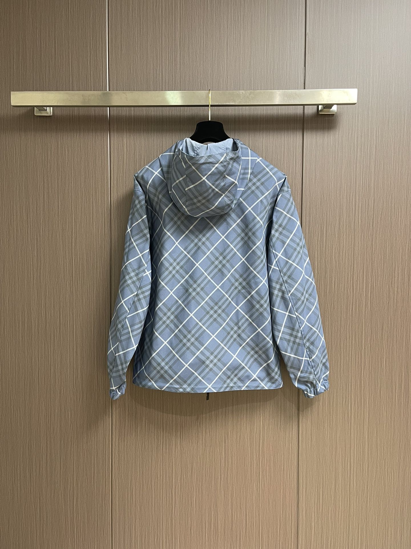 BURBERRY 双面格纹夹克，一衣双面 格调随心，格纹 vs 纯色双面设计，一面经典格纹，演绎英伦优雅