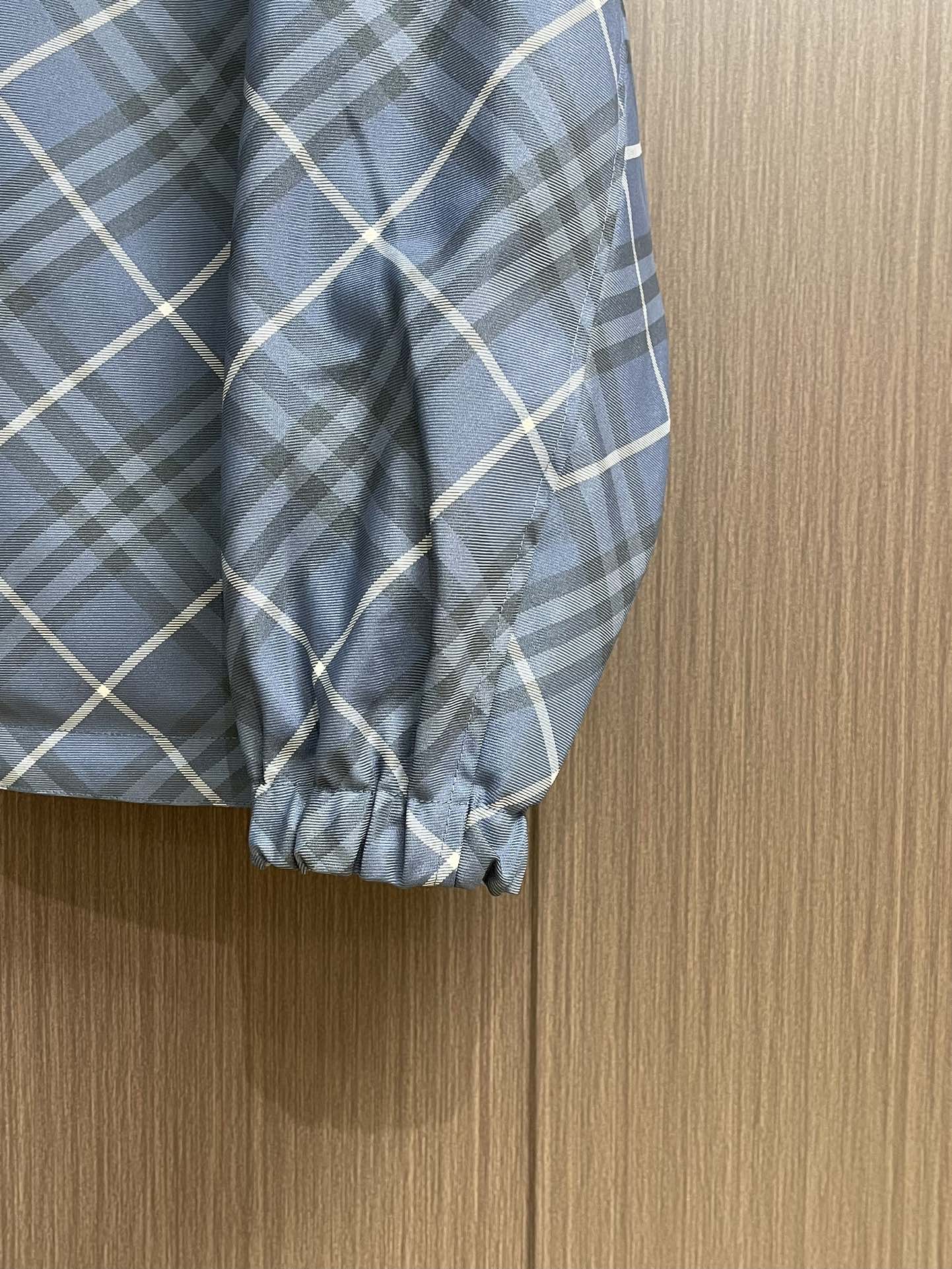 BURBERRY 双面格纹夹克，一衣双面 格调随心，格纹 vs 纯色双面设计，一面经典格纹，演绎英伦优雅