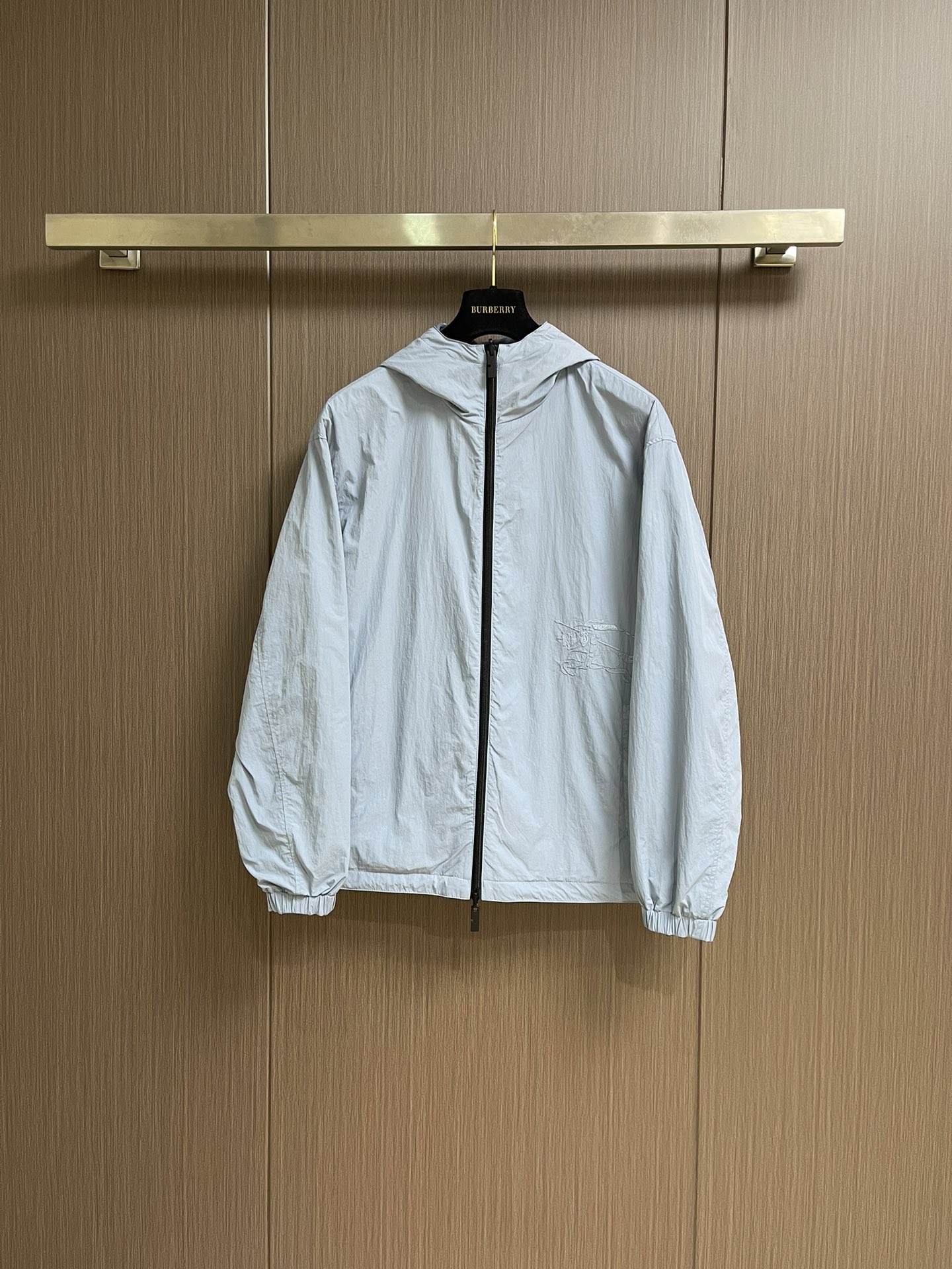 BURBERRY 双面格纹夹克，一衣双面 格调随心，格纹 vs 纯色双面设计，一面经典格纹，演绎英伦优雅