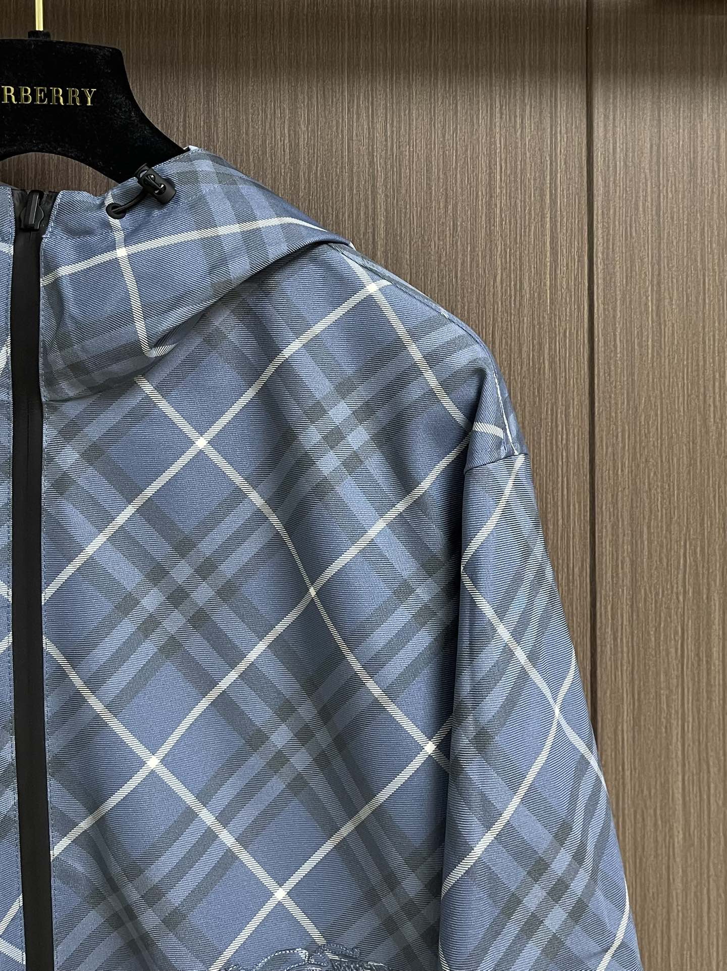 BURBERRY 双面格纹夹克，一衣双面 格调随心，格纹 vs 纯色双面设计，一面经典格纹，演绎英伦优雅