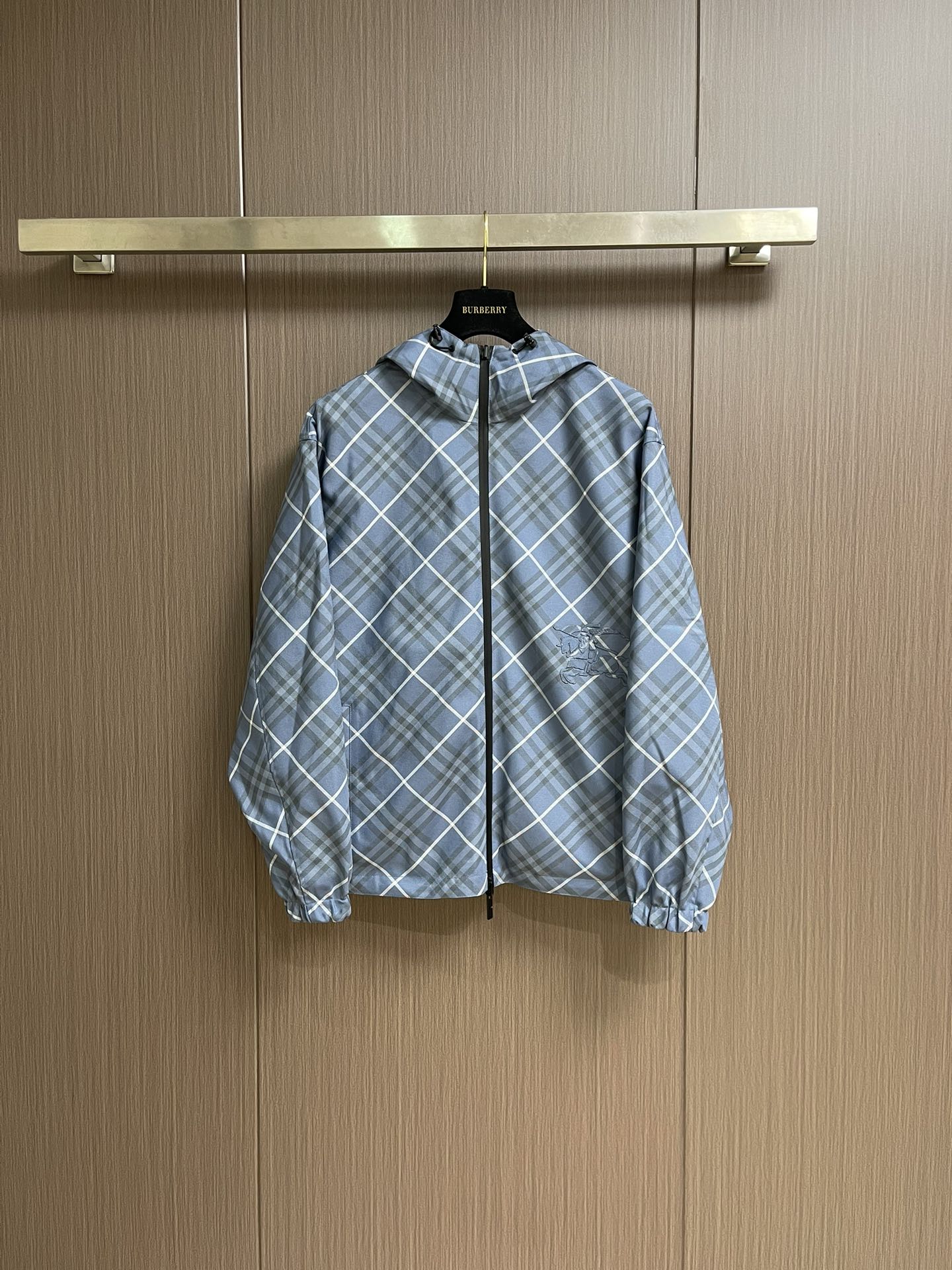 NO:547053,BURBERRY Double-sided plaid jacket, one dress double-sided style, plaid vs solid color double-sided design, one side of classic plaid, interpreting British elegance; the other side of simple solid color, creating urban minimalist. Lightweight cotton blended fabric, comfortable and breathable. The all-black zipper is designed throughout the design, with adjustable hood and cuffs elasticity, details show quality. Metal background and warm light contrast, highlighting three-dimensional tailoring and high-end texture. Double-sided jacket, plaid solid color double-sided switching, lightweight cotton breathable and comfortable. Full-black zipper + hood design, British classic and modern minimalist free interpretation S-XL, burberry, jackets & coats, hats, alexander wang19860909BURBERRY 双面格纹夹克,一衣双面 格调随心,格纹 vs 纯色双面设计,一面经典格纹,演绎英伦优雅；一面简约纯色,打造都市极简.轻量棉质混纺面料,舒适透气.全黑拉链贯穿设计,搭配可调节连帽与袖口松紧,细节彰显品质.金属背景与暖光映衬,凸显立体剪裁与高级质感.双面夹克,格纹纯色双面切换,轻量棉感透气舒适.全黑拉链＋连帽设计,英伦经典与现代极简自由演绎 尺码S-XL,,burberry,jackets & coats,hats,alexander wang,Men's clothing