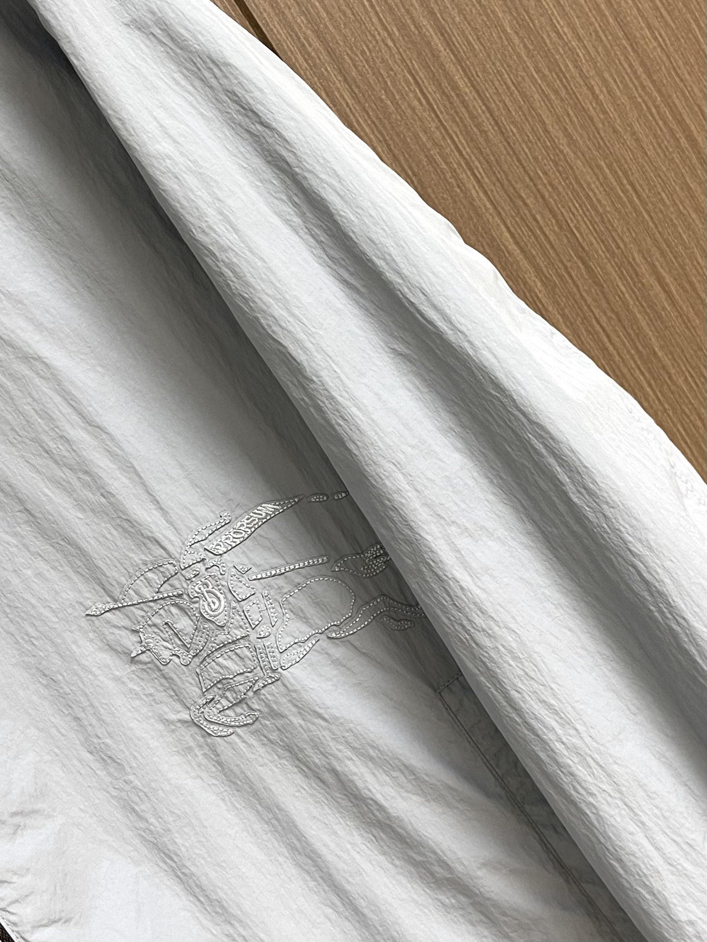 BURBERRY 双面格纹夹克，一衣双面 格调随心，格纹 vs 纯色双面设计，一面经典格纹，演绎英伦优雅