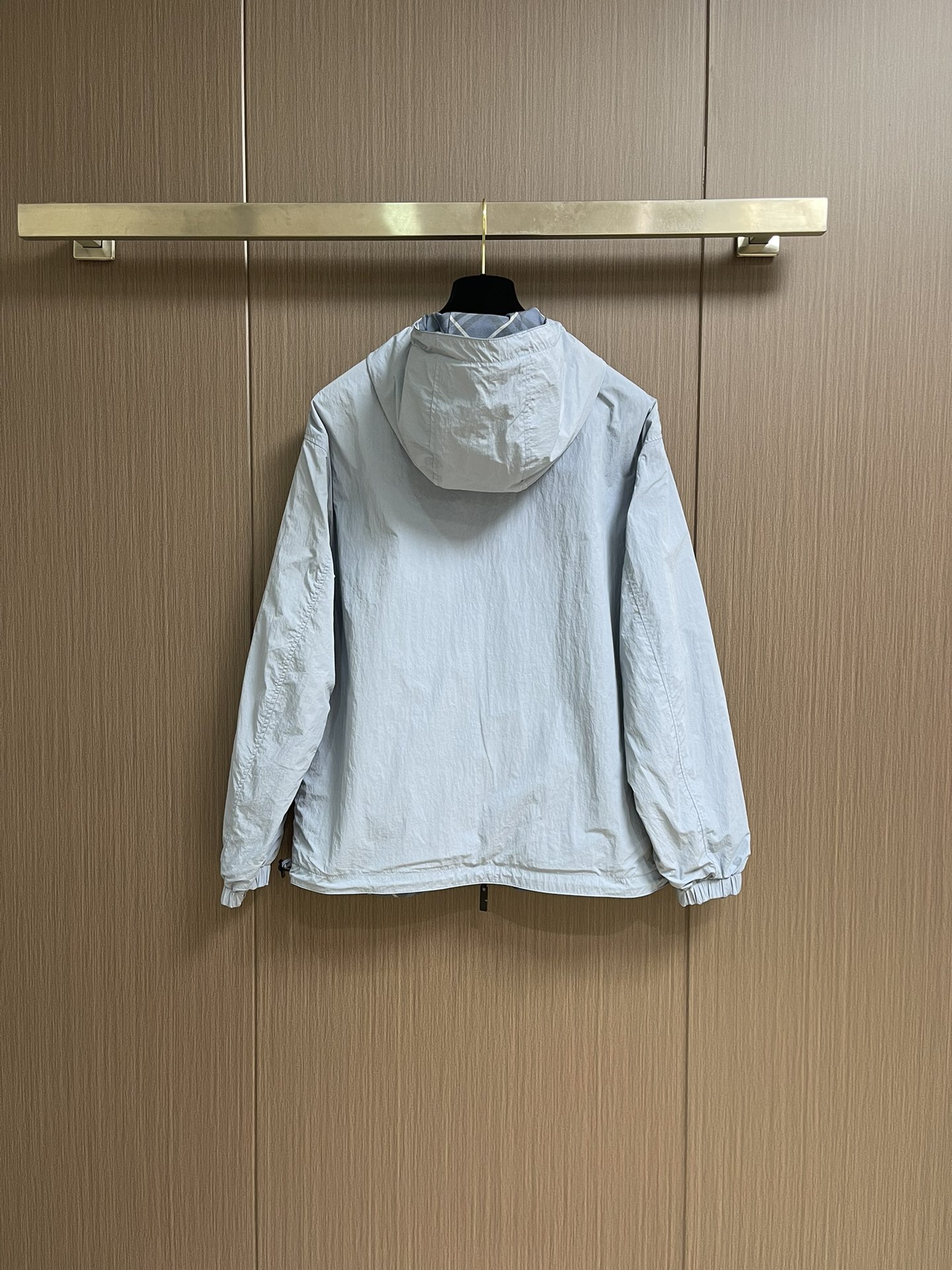 BURBERRY 双面格纹夹克，一衣双面 格调随心，格纹 vs 纯色双面设计，一面经典格纹，演绎英伦优雅