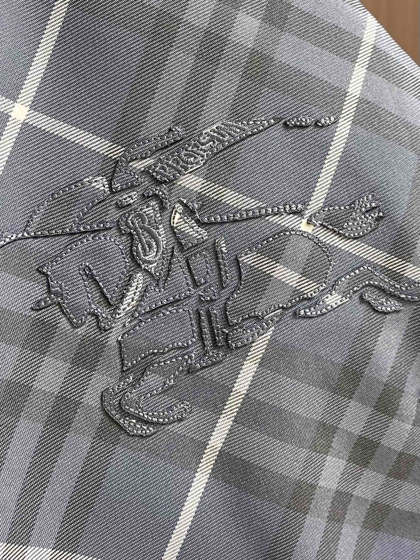 BURBERRY 双面格纹夹克，一衣双面 格调随心，格纹 vs 纯色双面设计，一面经典格纹，演绎英伦优雅