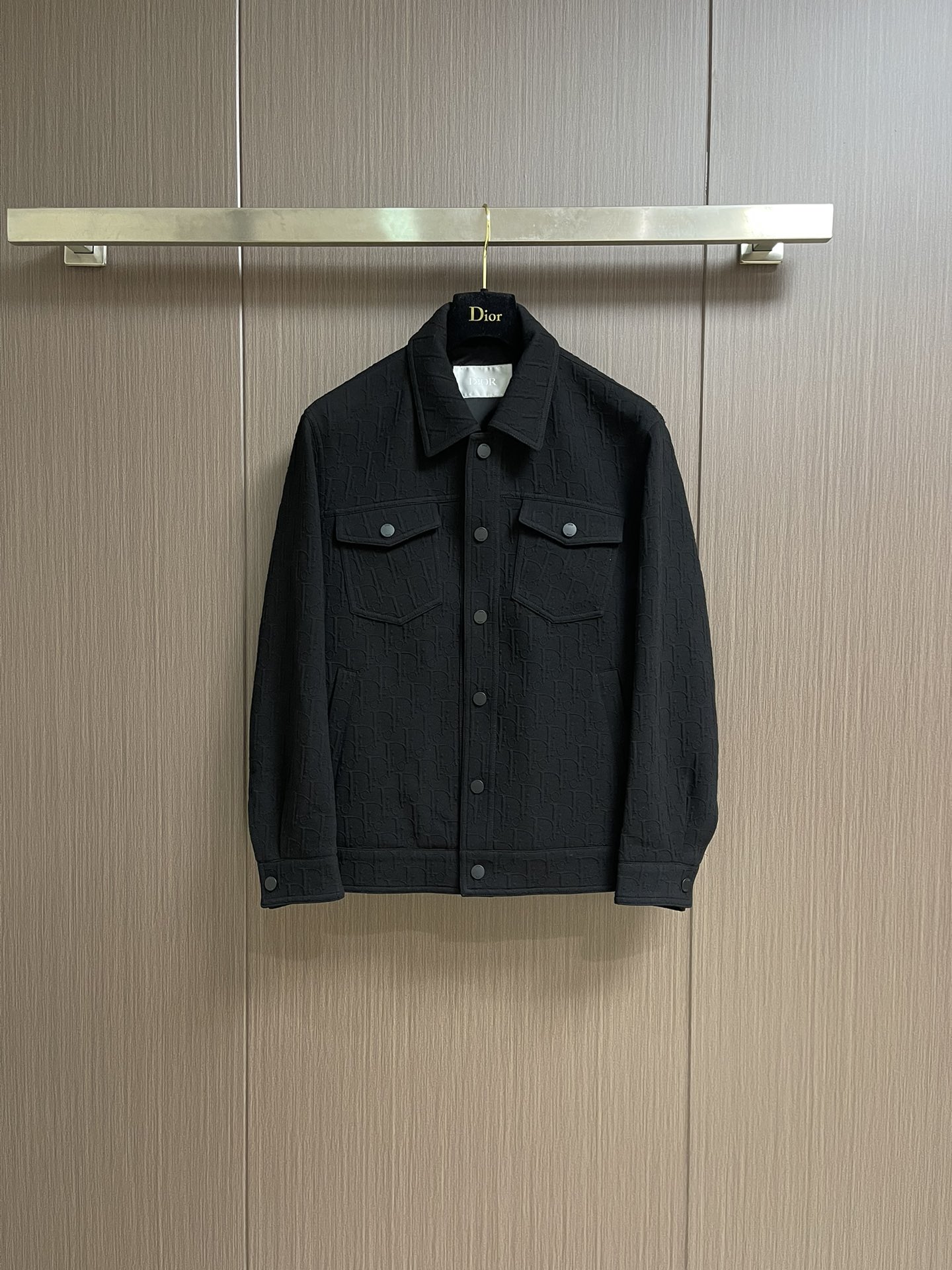 NO:515210,Dior 2025ss autumn and winter new lapel casual jacket, the fabrics and hardware are customized, breathable and comfortable to fit into fabrics. The logo adopts the current popular imprint design, the upper body is handsome and stylish, not restrained or heavy at all, showing the fashionable and personalized atmosphere. Size 48-56,,dior, jackets & coats, jackets & coats, alexander wang19860909Dior 2025ss秋冬新款翻领休闲夹克外套,版型面料五金都是定制,透气舒适合成面料,Logo采用时下流行压印设计,上身帅气有型,一点不拘束、不厚重,尽显时尚个性气息.尺码48-56,,dior,jackets & coats,jackets & coats,alexander wang,Men's clothing