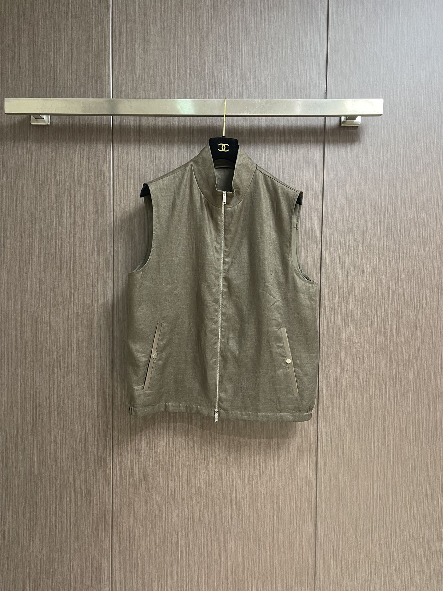 NO:514178,zegna's new sleeveless vest feel is super soft and delicate. The casual style shows the simplicity, atmosphere, lightness and dignity. The fabric is upright and stylish, and it is skin-friendly and comfortable at the same time. The design adds the flavor of new fashion elements. It is not only full of details, but also highly practical. It can be worn in spring, summer, autumn and winter. Any figure can be perfectly controlled. The upper body is very good for men's must-have items!  Size 48-54, alexander wang19860909zegna 新款无袖马甲 手感超柔软细腻 休闲风格彰显出的简洁、大气、轻逸和尊贵的感觉,面料立挺有型,穿着亲肤舒适同时又跟出色,设计上增加了新的时尚元素的味道,不但细节感满满,同时也极具实用性强,春夏秋冬都穿,任何身材都能完美驾驭,上身非常赞男士必备单品！尺码48-54,,alexander wang,Men's clothing