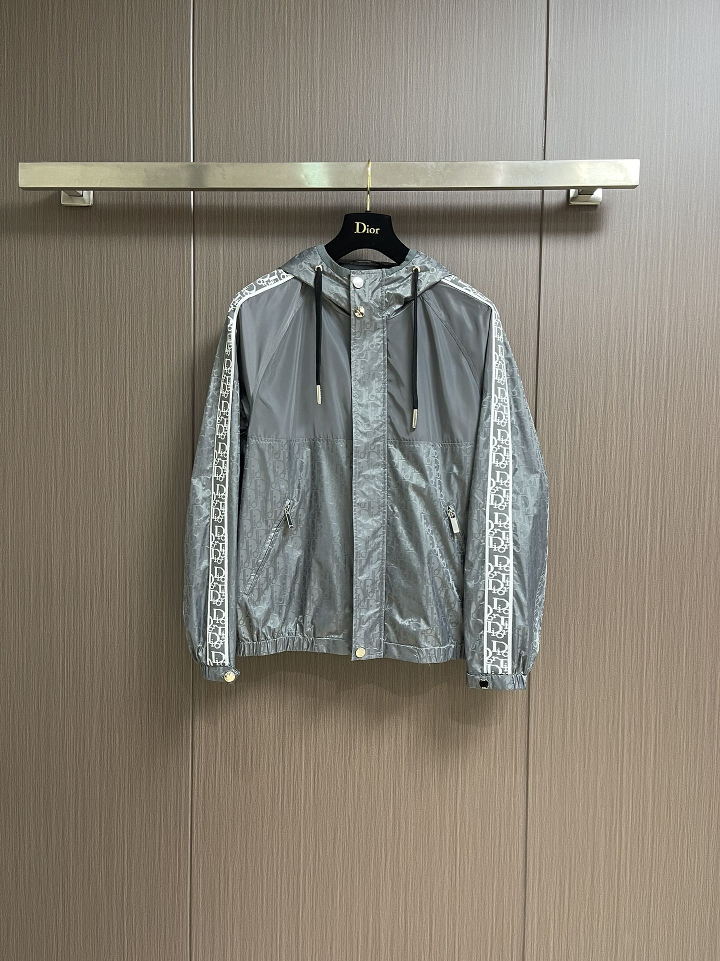 NO:515212,Dior 2025ss autumn and winter new jacquard webbing technology fabric hooded jacket, Diamond pattern zipper hooded jacket, this model is carefully crafted from jacquard technology fabric, decorated with CD Diamond pattern, reinterpreting the CD first letter with three-dimensional line rhombus pattern, casual and classic silhouette to create a delicate casual shape, decorated with CD Diamond jacquard pattern, two-way zipper closure, and paired with a zipper head engraved with Dior logo. Size 48-56,,dior,jackets & coats,hats,alexander wang19860909Dior 2025ss秋冬新款提花织带科技面料连帽外套,Diamond图案拉链连帽,这款采用提花科技面料精心制作,通体饰以 CD Diamond 图案,以立体线条菱形图案重新诠释CD首字母,休闲经典的廓形,打造精致的休闲造型,通体饰以CD Diamond提花图案,双向拉链开合,搭配镌刻Dior标志的拉链头.尺码48-56,,dior,jackets & coats,hats,alexander wang,Men's clothing