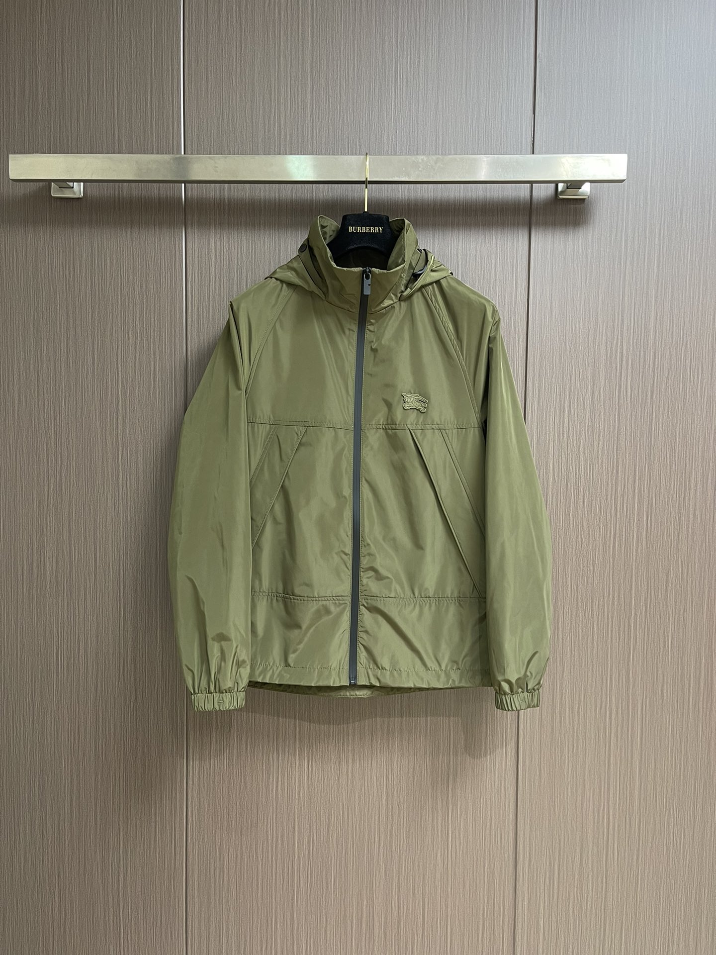 NO:516760,Burberry 2025ss Spring and Summer New Lightweight Hooded Jacket, made of nylon fabric, designed with adjustable drawstring hood and double zipper design!  The chest is decorated with a cocktail seal of the horse. It perfectly increases the overall height. It perfectly demonstrates the presence of the bur brand, with a very recognizable combination with the classic regular version. Size 48-56, burberry, jackets & coats, hats, alexander wang19860909Burberry 2025ss春夏新款轻便连帽外套,选用由尼龙面料制成,设计有可调式抽绳连帽以及双拉链设计！胸前点缀骑士战马胶质仔章.完美提高整体高度.完美的彰显了bur品牌的存在感,极具辨识度搭配经典的常规版型落设.尺码48-56,,burberry,jackets & coats,hats,alexander wang,Men's clothing